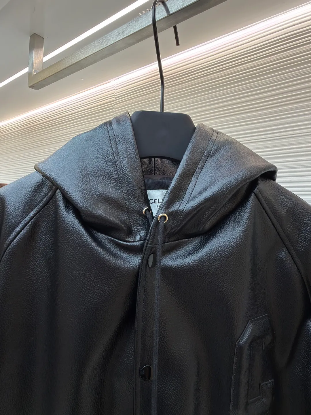 Celine leather hooded jacket ●Original version: Purchased and developed for 41000 ●Item number: 1681091-C65 ●Material: Yazun leather fabric ●Technology: Double-sided tape production ●Version: Fitted version ●Weight: about 1655 grams ●Size: 46-48-50-52 ●Description: Customized Yazun leather and Tencel Shangpin Yuli, warm color and natural luster Decorated with the iconic Celine eye-catching "C" embellished on the front, highlighting the brand's consistent elegance and fashion, the main tone is black for a gorgeous entrance, noble and elegant, every inch exudes a low-key and charming luxury luster, hooded charm, full of style, versatile charm, shaping ever-changing styles. Process 1: Laser 3D contour precise cutting, using advanced computer laser machine technology to cut the leather with high precision to create the outline of the "C" letter. The elasticity and support of the sponge pad are used to assist the embroidery routing. Create a three-dimensional and layered embroidery effect. Process 2: Double-sided tape adhesion method. Through precise cutting and positioning, ensure that the sleeves can still remain flat and fit when bent, ensuring a tight fit without leaving any gaps (just to present the same effect as the original leather jacket). Process 3: Infrared positioning technology. Advanced infrared machine positioning technology to achieve the precise creation of four-button buttons. The letters are arranged neatly and in the same direction. Process 4: Template machine to open the bag. Preset templates guide the position, shape and size of the bag opening. Accuracy ensures the quality of the bag opening effect. The overall wiring is straight and delicate, the fabric is comfortable and soft, and the color is consistent without color difference. It can be matched with the same style to create a fashionable look and control various occasions. Customized accessories, complete with three standards, same style for men and women!