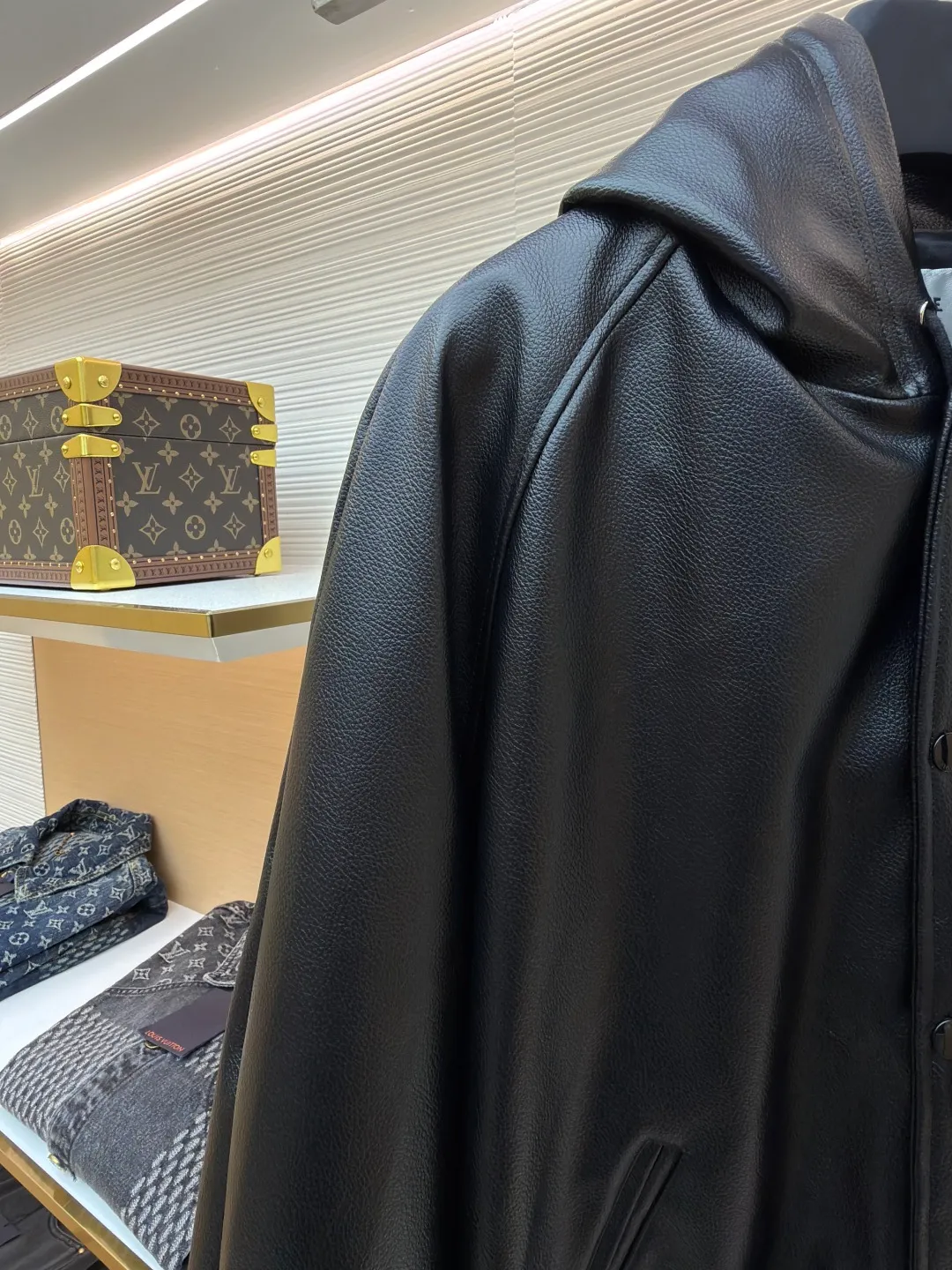 Celine leather hooded jacket ●Original version: Purchased and developed for 41000 ●Item number: 1681091-C65 ●Material: Yazun leather fabric ●Technology: Double-sided tape production ●Version: Fitted version ●Weight: about 1655 grams ●Size: 46-48-50-52 ●Description: Customized Yazun leather and Tencel Shangpin Yuli, warm color and natural luster Decorated with the iconic Celine eye-catching "C" embellished on the front, highlighting the brand's consistent elegance and fashion, the main tone is black for a gorgeous entrance, noble and elegant, every inch exudes a low-key and charming luxury luster, hooded charm, full of style, versatile charm, shaping ever-changing styles. Process 1: Laser 3D contour precise cutting, using advanced computer laser machine technology to cut the leather with high precision to create the outline of the "C" letter. The elasticity and support of the sponge pad are used to assist the embroidery routing. Create a three-dimensional and layered embroidery effect. Process 2: Double-sided tape adhesion method. Through precise cutting and positioning, ensure that the sleeves can still remain flat and fit when bent, ensuring a tight fit without leaving any gaps (just to present the same effect as the original leather jacket). Process 3: Infrared positioning technology. Advanced infrared machine positioning technology to achieve the precise creation of four-button buttons. The letters are arranged neatly and in the same direction. Process 4: Template machine to open the bag. Preset templates guide the position, shape and size of the bag opening. Accuracy ensures the quality of the bag opening effect. The overall wiring is straight and delicate, the fabric is comfortable and soft, and the color is consistent without color difference. It can be matched with the same style to create a fashionable look and control various occasions. Customized accessories, complete with three standards, same style for men and women!