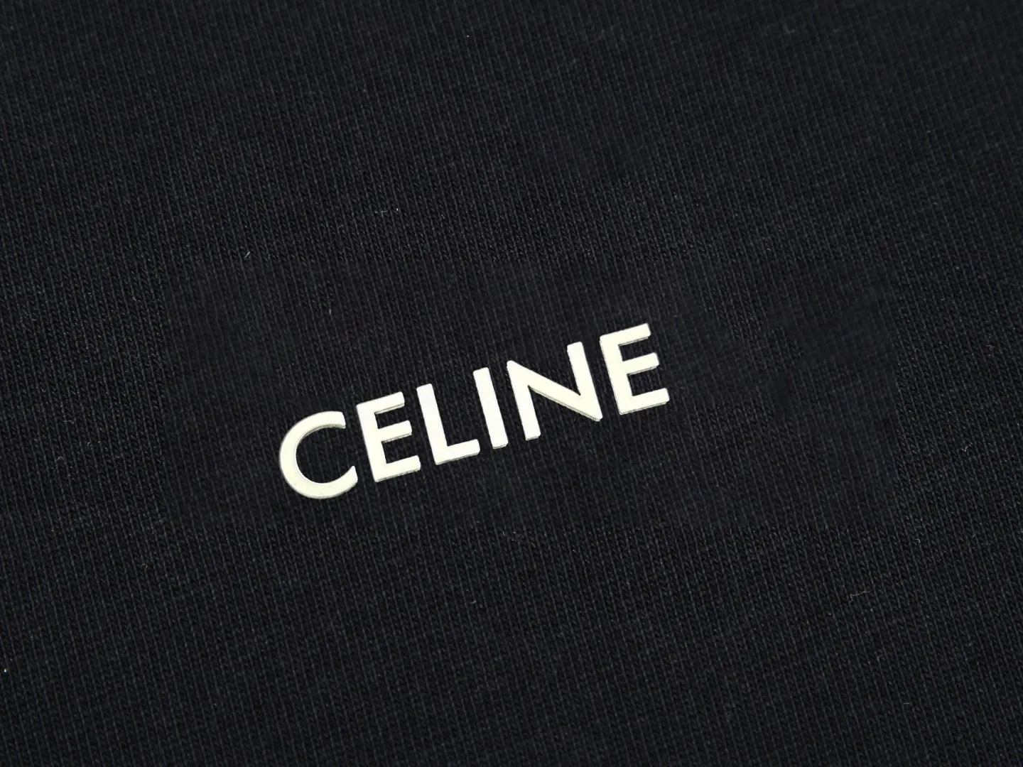 🅿️160 Celin* Celine printed letters‼ ️Short-sleeved T-shirt® *Customized 280g cotton fabric, the fabric is soft, skin-friendly and comfortable *Laminated letter logo on the front *A very simple and elegant one that is unparalleled in terms of upper body comfort, interpreting your luxury and taste, and creating your fashionable charm. ⚠️Washing method: It is recommended to dry clean or wrap the reverse side in a laundry bag and machine wash it quickly in cold water and let it dry naturally! ⚠️ Unisex style 𝐂𝐎𝐋𝐎𝐔𝐑: White Black 𝐒𝐈𝐙𝐄: S-XL