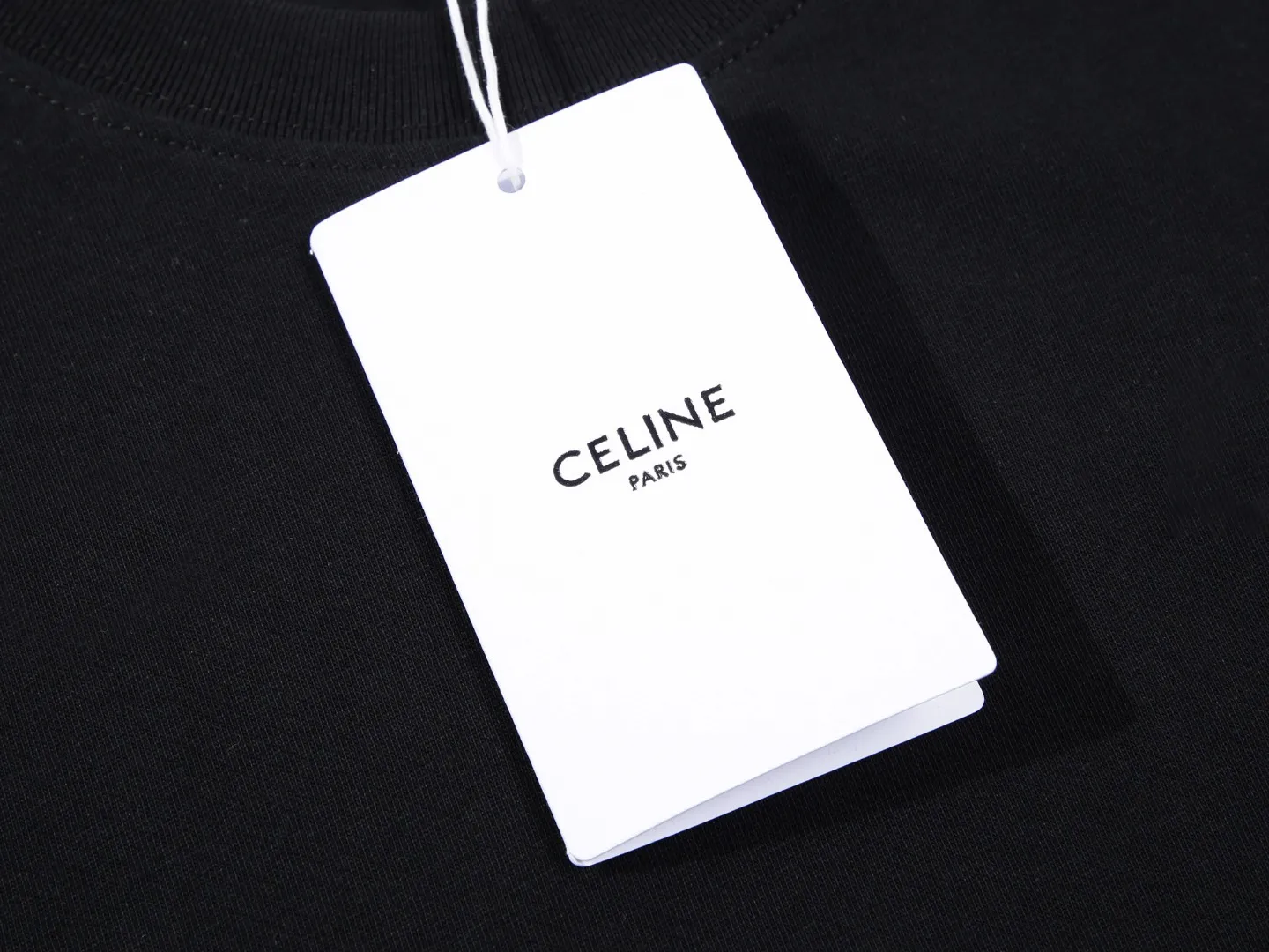 🅿️160 Celin* Celine printed letters‼ ️Short-sleeved T-shirt® *Customized 280g cotton fabric, the fabric is soft, skin-friendly and comfortable *Laminated letter logo on the front *A very simple and elegant one that is unparalleled in terms of upper body comfort, interpreting your luxury and taste, and creating your fashionable charm. ⚠️Washing method: It is recommended to dry clean or wrap the reverse side in a laundry bag and machine wash it quickly in cold water and let it dry naturally! ⚠️ Unisex style 𝐂𝐎𝐋𝐎𝐔𝐑: White Black 𝐒𝐈𝐙𝐄: S-XL