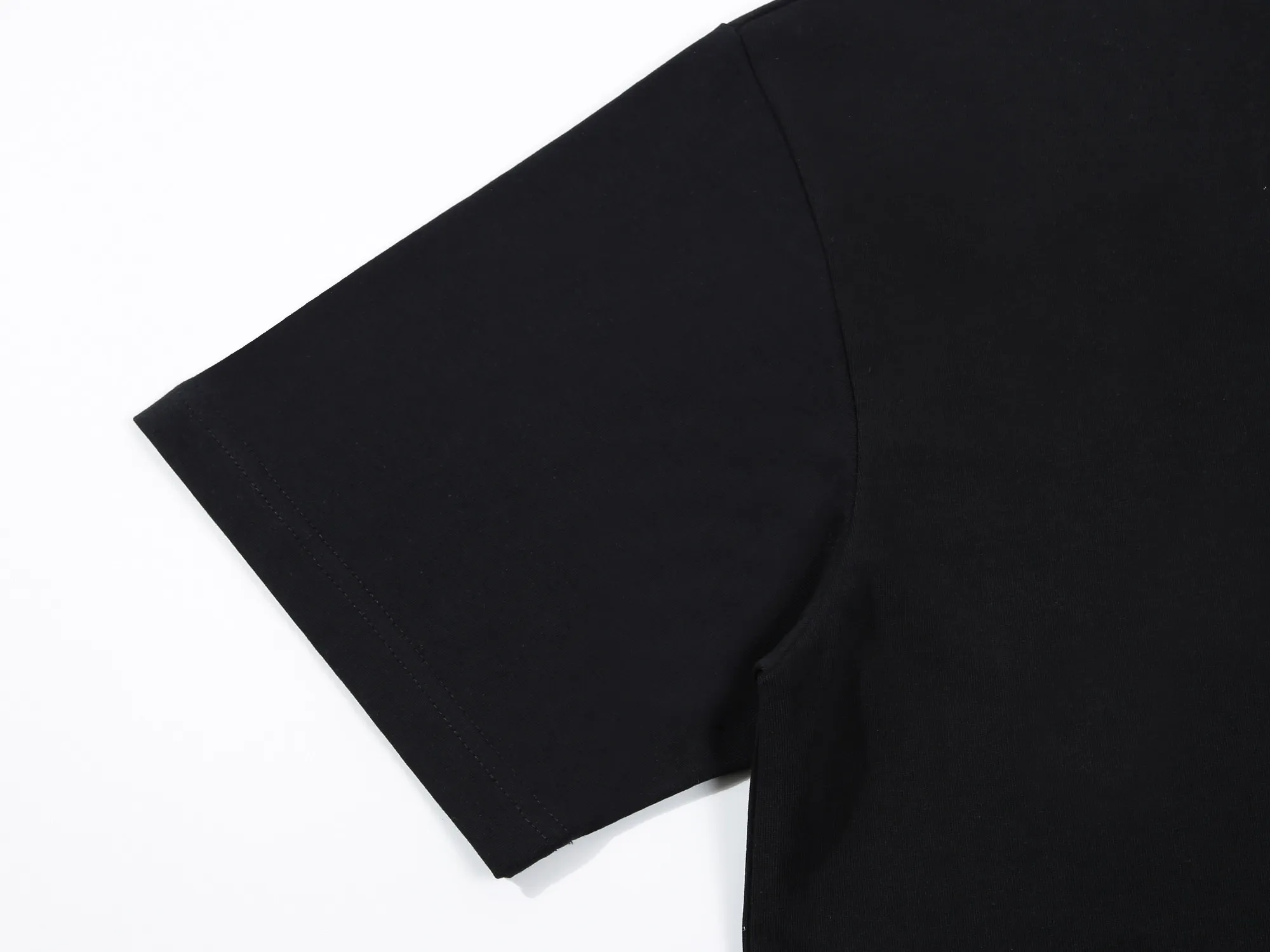 🅿️160 Celin* Celine printed letters‼ ️Short-sleeved T-shirt® *Customized 280g cotton fabric, the fabric is soft, skin-friendly and comfortable *Laminated letter logo on the front *A very simple and elegant one that is unparalleled in terms of upper body comfort, interpreting your luxury and taste, and creating your fashionable charm. ⚠️Washing method: It is recommended to dry clean or wrap the reverse side in a laundry bag and machine wash it quickly in cold water and let it dry naturally! ⚠️ Unisex style 𝐂𝐎𝐋𝐎𝐔𝐑: White Black 𝐒𝐈𝐙𝐄: S-XL