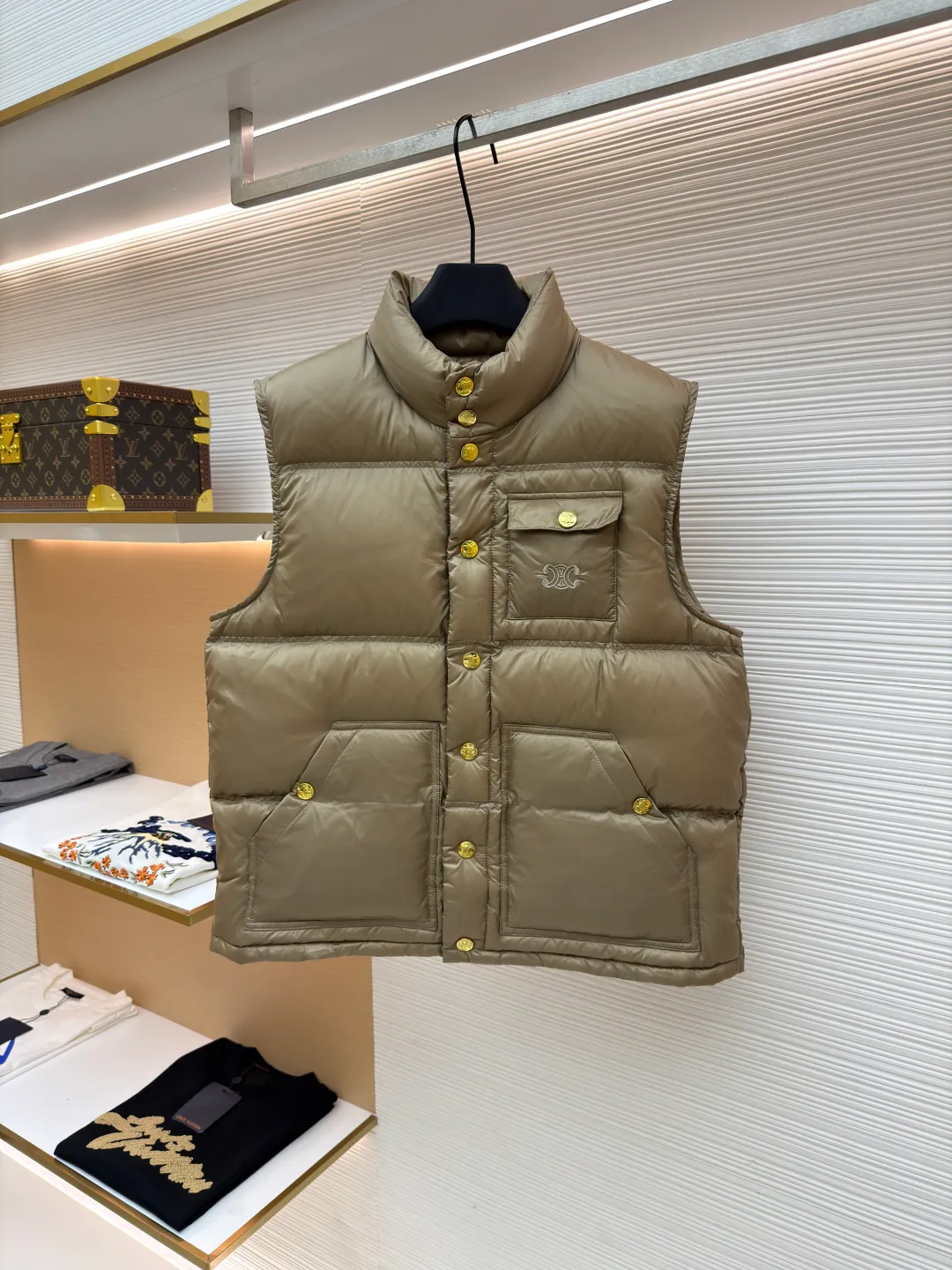 Celine vest down jacket ●Item number: 1681117-C55 ●Fabric: white duck down fabric ●Technology: embroidery production ●Version: fitted version ●Weight: about 365 grams ●Size: 36-38-40 ●Description: The fabric and lining are both made of 100% nylon, giving full play to its core advantages. It is known for its excellent wear resistance, high strength and excellent durability. At the same time, the fabric is extremely light and has good elasticity, ensuring free movement. Nylon is also quick-drying and easy to care for. The consistent selection of materials inside and out achieves strong protection and a light feel from the inside out. This product cleverly combines the two exquisite techniques of quilting and three-dimensional embroidery. Quilting not only gives clothing a unique geometric beauty, but its core function is to closely fit the inner and outer layers and fix the filling, thereby enhancing warmth, avoiding bloat, and improving the stability of the overall structure, making the fit more crisp. A delicate embroidered logo pops out with 3D stitching. Compared with ordinary printing, embroidered logos have a more high-end texture and durability. They are not easy to fade or crack after repeated washing and friction, which significantly enhances the brand's recognition and the collection value of the item. The combination of the two achieves the perfect unity of beauty and practicality. It is filled with 90% selected white duck down and weighs 170g, ensuring that it is fluffy and rebounds quickly, is light and warm. The overall wiring is straight and delicate, the fabric is comfortable and soft, and the color is consistent without color difference. It can be matched with the same style to create a fashionable look and control various occasions. Customized accessories, complete with three standards, same style for men and women!