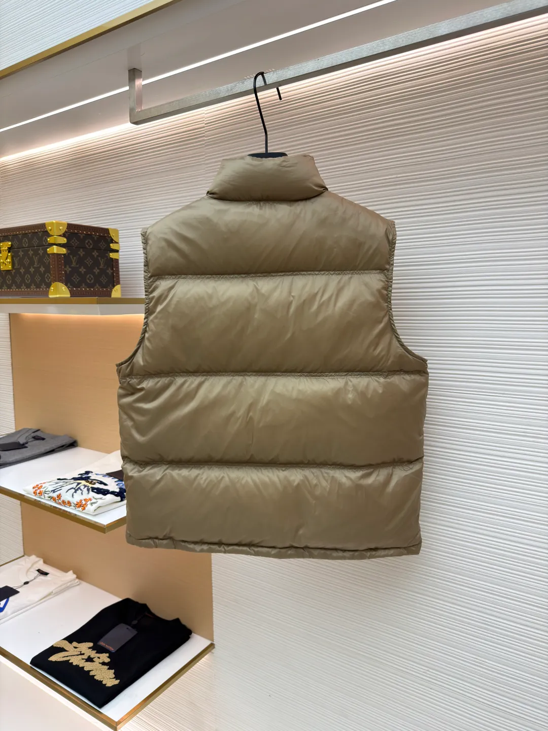 Celine vest down jacket ●Item number: 1681117-C55 ●Fabric: white duck down fabric ●Technology: embroidery production ●Version: fitted version ●Weight: about 365 grams ●Size: 36-38-40 ●Description: The fabric and lining are both made of 100% nylon, giving full play to its core advantages. It is known for its excellent wear resistance, high strength and excellent durability. At the same time, the fabric is extremely light and has good elasticity, ensuring free movement. Nylon is also quick-drying and easy to care for. The consistent selection of materials inside and out achieves strong protection and a light feel from the inside out. This product cleverly combines the two exquisite techniques of quilting and three-dimensional embroidery. Quilting not only gives clothing a unique geometric beauty, but its core function is to closely fit the inner and outer layers and fix the filling, thereby enhancing warmth, avoiding bloat, and improving the stability of the overall structure, making the fit more crisp. A delicate embroidered logo pops out with 3D stitching. Compared with ordinary printing, embroidered logos have a more high-end texture and durability. They are not easy to fade or crack after repeated washing and friction, which significantly enhances the brand's recognition and the collection value of the item. The combination of the two achieves the perfect unity of beauty and practicality. It is filled with 90% selected white duck down and weighs 170g, ensuring that it is fluffy and rebounds quickly, is light and warm. The overall wiring is straight and delicate, the fabric is comfortable and soft, and the color is consistent without color difference. It can be matched with the same style to create a fashionable look and control various occasions. Customized accessories, complete with three standards, same style for men and women!