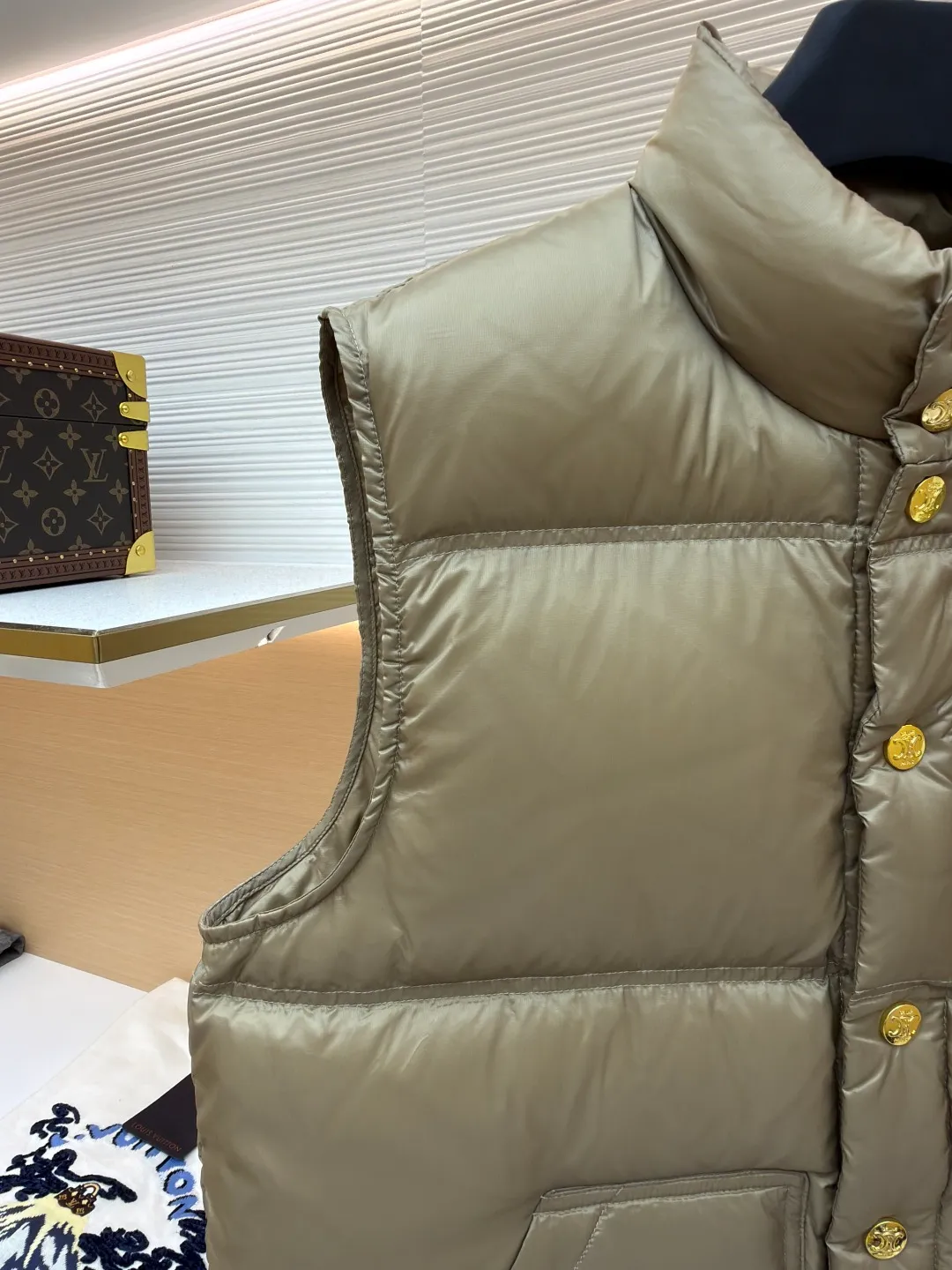 Celine vest down jacket ●Item number: 1681117-C55 ●Fabric: white duck down fabric ●Technology: embroidery production ●Version: fitted version ●Weight: about 365 grams ●Size: 36-38-40 ●Description: The fabric and lining are both made of 100% nylon, giving full play to its core advantages. It is known for its excellent wear resistance, high strength and excellent durability. At the same time, the fabric is extremely light and has good elasticity, ensuring free movement. Nylon is also quick-drying and easy to care for. The consistent selection of materials inside and out achieves strong protection and a light feel from the inside out. This product cleverly combines the two exquisite techniques of quilting and three-dimensional embroidery. Quilting not only gives clothing a unique geometric beauty, but its core function is to closely fit the inner and outer layers and fix the filling, thereby enhancing warmth, avoiding bloat, and improving the stability of the overall structure, making the fit more crisp. A delicate embroidered logo pops out with 3D stitching. Compared with ordinary printing, embroidered logos have a more high-end texture and durability. They are not easy to fade or crack after repeated washing and friction, which significantly enhances the brand's recognition and the collection value of the item. The combination of the two achieves the perfect unity of beauty and practicality. It is filled with 90% selected white duck down and weighs 170g, ensuring that it is fluffy and rebounds quickly, is light and warm. The overall wiring is straight and delicate, the fabric is comfortable and soft, and the color is consistent without color difference. It can be matched with the same style to create a fashionable look and control various occasions. Customized accessories, complete with three standards, same style for men and women!
