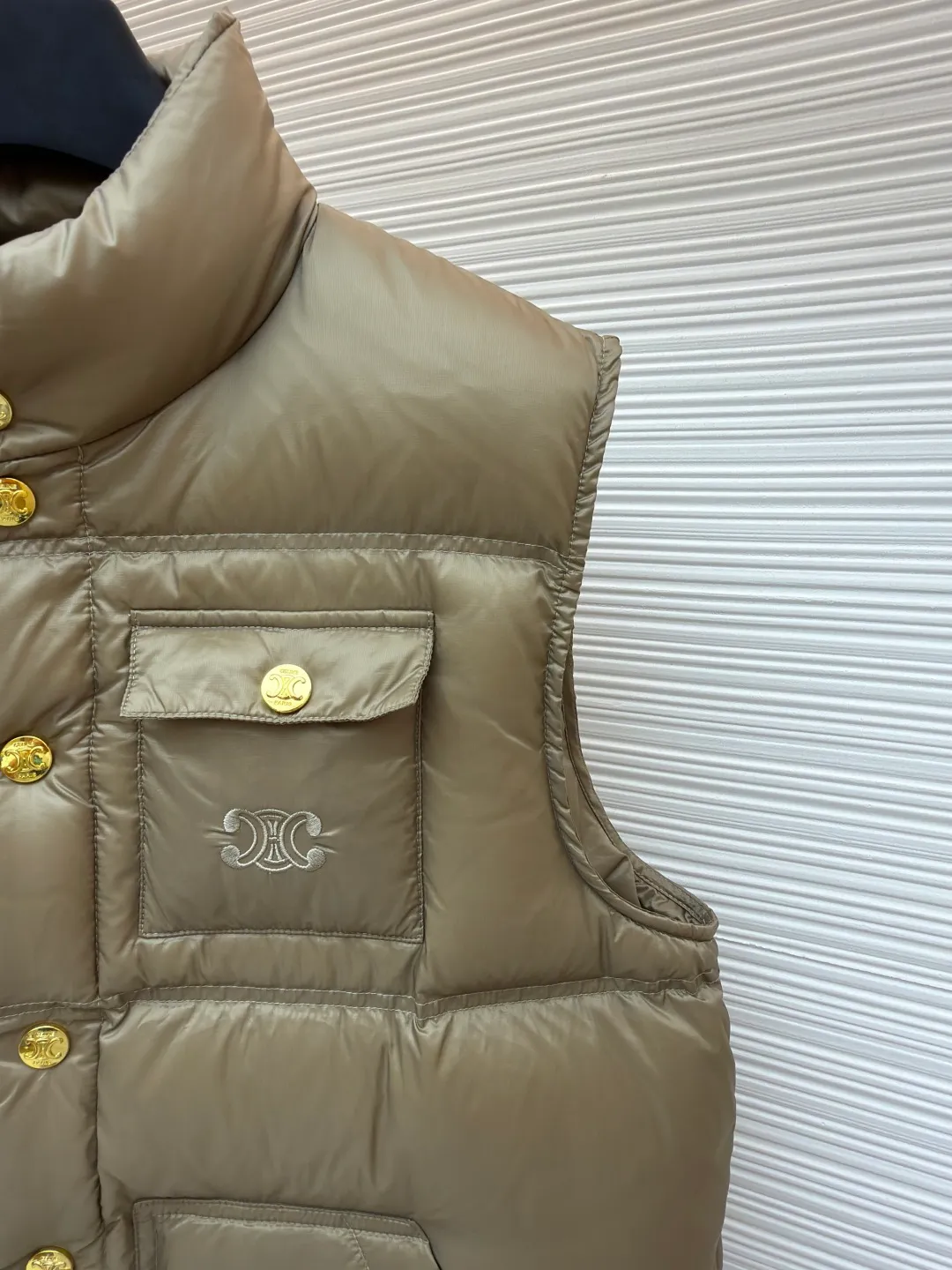 Celine vest down jacket ●Item number: 1681117-C55 ●Fabric: white duck down fabric ●Technology: embroidery production ●Version: fitted version ●Weight: about 365 grams ●Size: 36-38-40 ●Description: The fabric and lining are both made of 100% nylon, giving full play to its core advantages. It is known for its excellent wear resistance, high strength and excellent durability. At the same time, the fabric is extremely light and has good elasticity, ensuring free movement. Nylon is also quick-drying and easy to care for. The consistent selection of materials inside and out achieves strong protection and a light feel from the inside out. This product cleverly combines the two exquisite techniques of quilting and three-dimensional embroidery. Quilting not only gives clothing a unique geometric beauty, but its core function is to closely fit the inner and outer layers and fix the filling, thereby enhancing warmth, avoiding bloat, and improving the stability of the overall structure, making the fit more crisp. A delicate embroidered logo pops out with 3D stitching. Compared with ordinary printing, embroidered logos have a more high-end texture and durability. They are not easy to fade or crack after repeated washing and friction, which significantly enhances the brand's recognition and the collection value of the item. The combination of the two achieves the perfect unity of beauty and practicality. It is filled with 90% selected white duck down and weighs 170g, ensuring that it is fluffy and rebounds quickly, is light and warm. The overall wiring is straight and delicate, the fabric is comfortable and soft, and the color is consistent without color difference. It can be matched with the same style to create a fashionable look and control various occasions. Customized accessories, complete with three standards, same style for men and women!