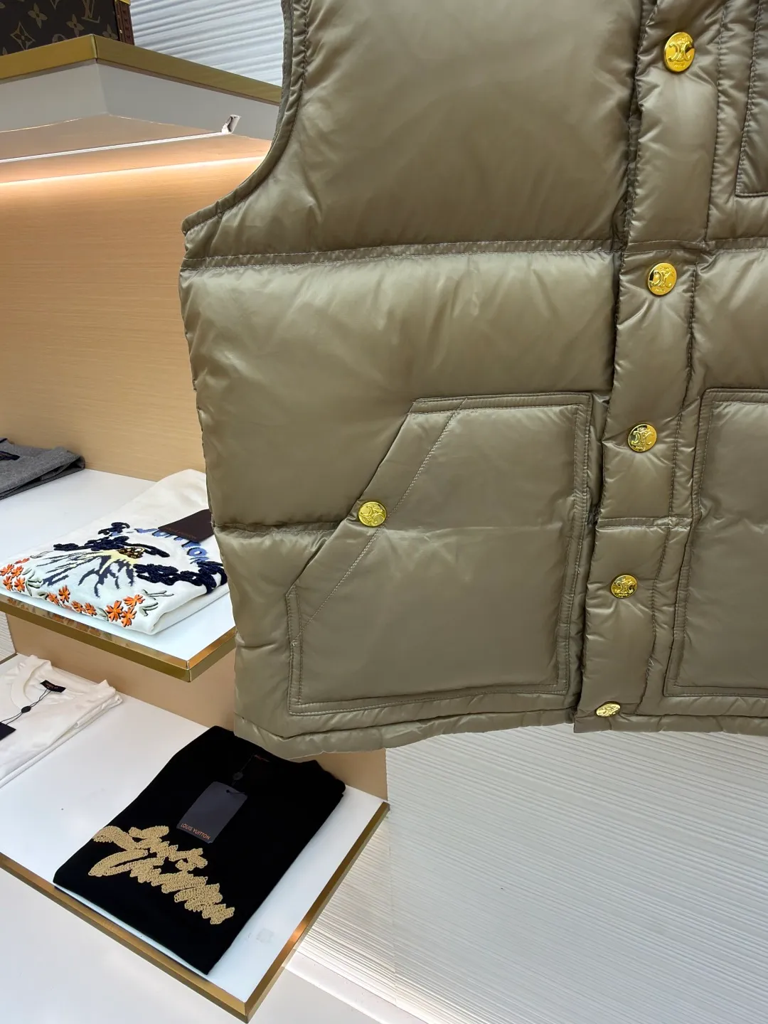 Celine vest down jacket ●Item number: 1681117-C55 ●Fabric: white duck down fabric ●Technology: embroidery production ●Version: fitted version ●Weight: about 365 grams ●Size: 36-38-40 ●Description: The fabric and lining are both made of 100% nylon, giving full play to its core advantages. It is known for its excellent wear resistance, high strength and excellent durability. At the same time, the fabric is extremely light and has good elasticity, ensuring free movement. Nylon is also quick-drying and easy to care for. The consistent selection of materials inside and out achieves strong protection and a light feel from the inside out. This product cleverly combines the two exquisite techniques of quilting and three-dimensional embroidery. Quilting not only gives clothing a unique geometric beauty, but its core function is to closely fit the inner and outer layers and fix the filling, thereby enhancing warmth, avoiding bloat, and improving the stability of the overall structure, making the fit more crisp. A delicate embroidered logo pops out with 3D stitching. Compared with ordinary printing, embroidered logos have a more high-end texture and durability. They are not easy to fade or crack after repeated washing and friction, which significantly enhances the brand's recognition and the collection value of the item. The combination of the two achieves the perfect unity of beauty and practicality. It is filled with 90% selected white duck down and weighs 170g, ensuring that it is fluffy and rebounds quickly, is light and warm. The overall wiring is straight and delicate, the fabric is comfortable and soft, and the color is consistent without color difference. It can be matched with the same style to create a fashionable look and control various occasions. Customized accessories, complete with three standards, same style for men and women!