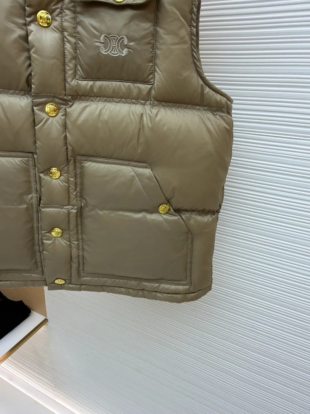 Celine vest down jacket ●Item number: 1681117-C55 ●Fabric: white duck down fabric ●Technology: embroidery production ●Version: fitted version ●Weight: about 365 grams ●Size: 36-38-40 ●Description: The fabric and lining are both made of 100% nylon, giving full play to its core advantages. It is known for its excellent wear resistance, high strength and excellent durability. At the same time, the fabric is extremely light and has good elasticity, ensuring free movement. Nylon is also quick-drying and easy to care for. The consistent selection of materials inside and out achieves strong protection and a light feel from the inside out. This product cleverly combines the two exquisite techniques of quilting and three-dimensional embroidery. Quilting not only gives clothing a unique geometric beauty, but its core function is to closely fit the inner and outer layers and fix the filling, thereby enhancing warmth, avoiding bloat, and improving the stability of the overall structure, making the fit more crisp. A delicate embroidered logo pops out with 3D stitching. Compared with ordinary printing, embroidered logos have a more high-end texture and durability. They are not easy to fade or crack after repeated washing and friction, which significantly enhances the brand's recognition and the collection value of the item. The combination of the two achieves the perfect unity of beauty and practicality. It is filled with 90% selected white duck down and weighs 170g, ensuring that it is fluffy and rebounds quickly, is light and warm. The overall wiring is straight and delicate, the fabric is comfortable and soft, and the color is consistent without color difference. It can be matched with the same style to create a fashionable look and control various occasions. Customized accessories, complete with three standards, same style for men and women!