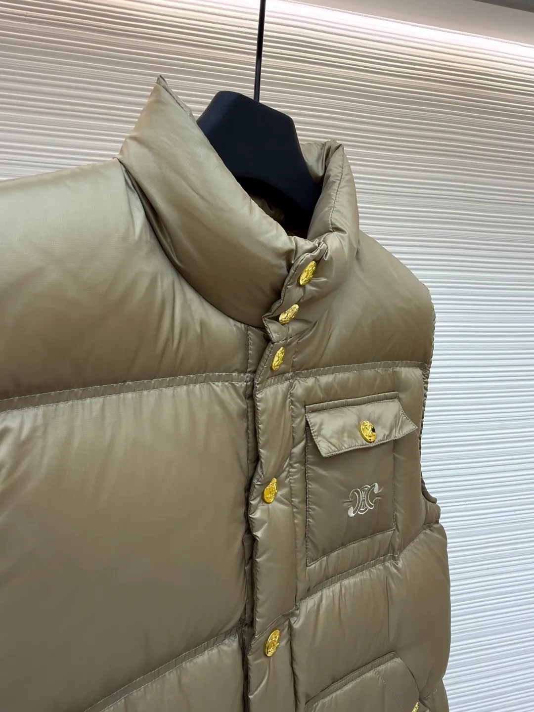 Celine vest down jacket ●Item number: 1681117-C55 ●Fabric: white duck down fabric ●Technology: embroidery production ●Version: fitted version ●Weight: about 365 grams ●Size: 36-38-40 ●Description: The fabric and lining are both made of 100% nylon, giving full play to its core advantages. It is known for its excellent wear resistance, high strength and excellent durability. At the same time, the fabric is extremely light and has good elasticity, ensuring free movement. Nylon is also quick-drying and easy to care for. The consistent selection of materials inside and out achieves strong protection and a light feel from the inside out. This product cleverly combines the two exquisite techniques of quilting and three-dimensional embroidery. Quilting not only gives clothing a unique geometric beauty, but its core function is to closely fit the inner and outer layers and fix the filling, thereby enhancing warmth, avoiding bloat, and improving the stability of the overall structure, making the fit more crisp. A delicate embroidered logo pops out with 3D stitching. Compared with ordinary printing, embroidered logos have a more high-end texture and durability. They are not easy to fade or crack after repeated washing and friction, which significantly enhances the brand's recognition and the collection value of the item. The combination of the two achieves the perfect unity of beauty and practicality. It is filled with 90% selected white duck down and weighs 170g, ensuring that it is fluffy and rebounds quickly, is light and warm. The overall wiring is straight and delicate, the fabric is comfortable and soft, and the color is consistent without color difference. It can be matched with the same style to create a fashionable look and control various occasions. Customized accessories, complete with three standards, same style for men and women!