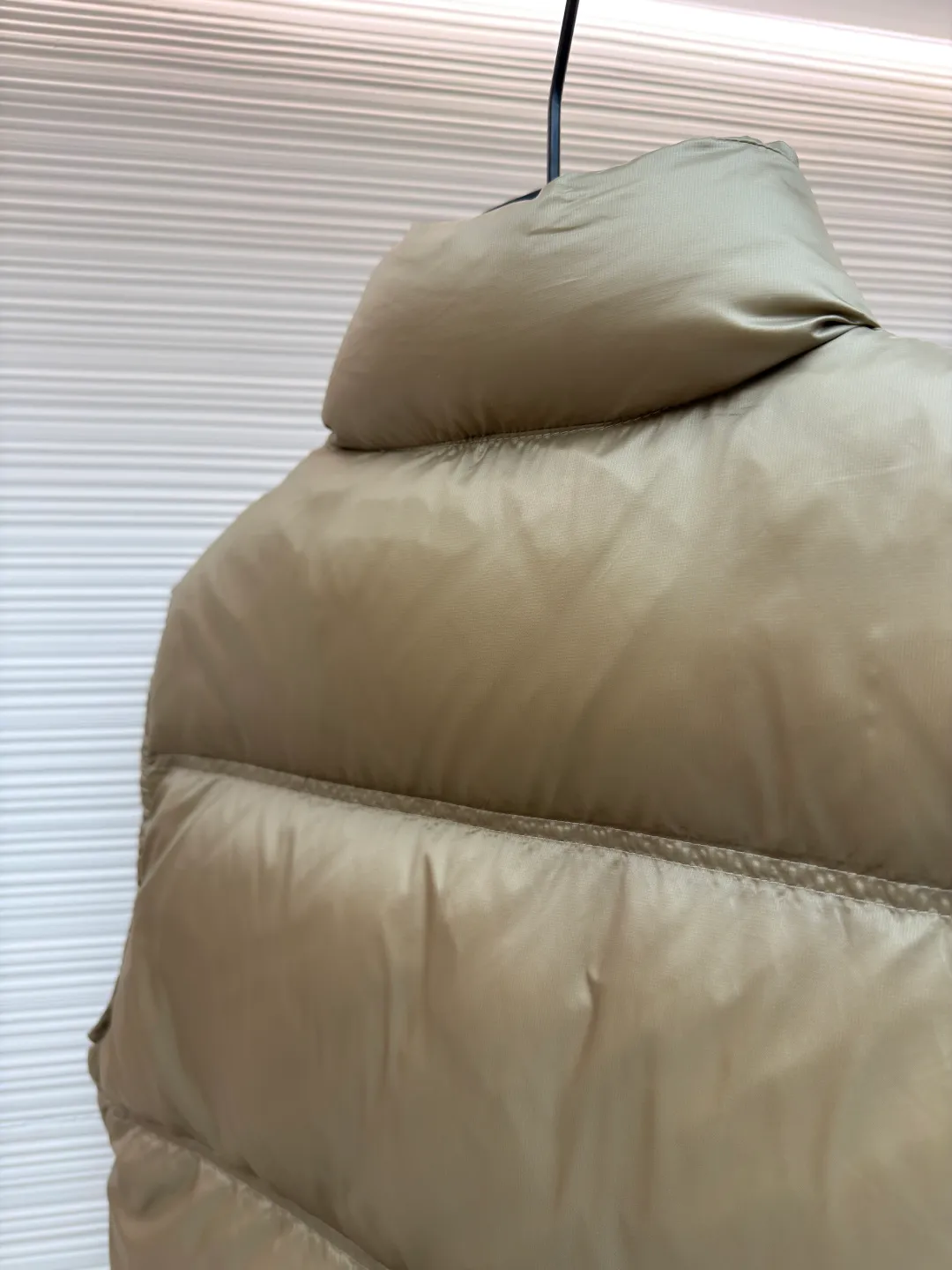 Celine vest down jacket ●Item number: 1681117-C55 ●Fabric: white duck down fabric ●Technology: embroidery production ●Version: fitted version ●Weight: about 365 grams ●Size: 36-38-40 ●Description: The fabric and lining are both made of 100% nylon, giving full play to its core advantages. It is known for its excellent wear resistance, high strength and excellent durability. At the same time, the fabric is extremely light and has good elasticity, ensuring free movement. Nylon is also quick-drying and easy to care for. The consistent selection of materials inside and out achieves strong protection and a light feel from the inside out. This product cleverly combines the two exquisite techniques of quilting and three-dimensional embroidery. Quilting not only gives clothing a unique geometric beauty, but its core function is to closely fit the inner and outer layers and fix the filling, thereby enhancing warmth, avoiding bloat, and improving the stability of the overall structure, making the fit more crisp. A delicate embroidered logo pops out with 3D stitching. Compared with ordinary printing, embroidered logos have a more high-end texture and durability. They are not easy to fade or crack after repeated washing and friction, which significantly enhances the brand's recognition and the collection value of the item. The combination of the two achieves the perfect unity of beauty and practicality. It is filled with 90% selected white duck down and weighs 170g, ensuring that it is fluffy and rebounds quickly, is light and warm. The overall wiring is straight and delicate, the fabric is comfortable and soft, and the color is consistent without color difference. It can be matched with the same style to create a fashionable look and control various occasions. Customized accessories, complete with three standards, same style for men and women!