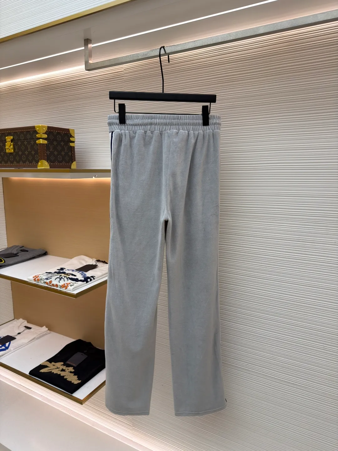 Celine Arc de Triomphe embroidered trousers ●Original version: 10500 purchase and development ●Item number: 1681629-A75 ●Fabric: Yunrou twin velvet matte sateen fabric ●Technology: embroidery production ●Color: gray ●Version: fitted version ●Weight: about 520 grams ●Size: S-M-L-XL ●Description: These Celine Arc de Triomphe embroidered trousers are made of high-quality velvet fabric, which feels soft and delicate and has a good drape. It has been treated with a special washing process to show a unique luster and texture. The loose, straight silhouette has a smooth cut and the waistline is designed to fit ergonomics, making it comfortable to wear and allow for freedom of movement. The sides of the trousers are decorated with exquisite Arc de Triomphe embroidery patterns, with exquisite craftsmanship, strong three-dimensional effect and exquisite details. The splicing of the front and back pieces adopts flat-turn open-stitching technology. The stitching is even and neat, and the lines are clear and smooth. The pocket edges and trouser legs are reinforced to ensure durability and aesthetics. The drawstring design at the waist can be freely adjusted for tightness, making it easy to put on and take off and modify the body shape. The entire pair of trousers reflects Celine's ultimate pursuit of quality and craftsmanship from fabric selection, tailoring to detail processing. It not only retains the elegant style of classic items, but also incorporates modern design language, making it suitable for various occasions and showing a low-key and luxurious fashion attitude. The overall wiring is straight and delicate, the fabric is comfortable and soft, and the color is consistent without color difference. It can be matched with the same style to create a fashionable look and control various occasions. Customized accessories, complete with three standards, same style for men and women!
