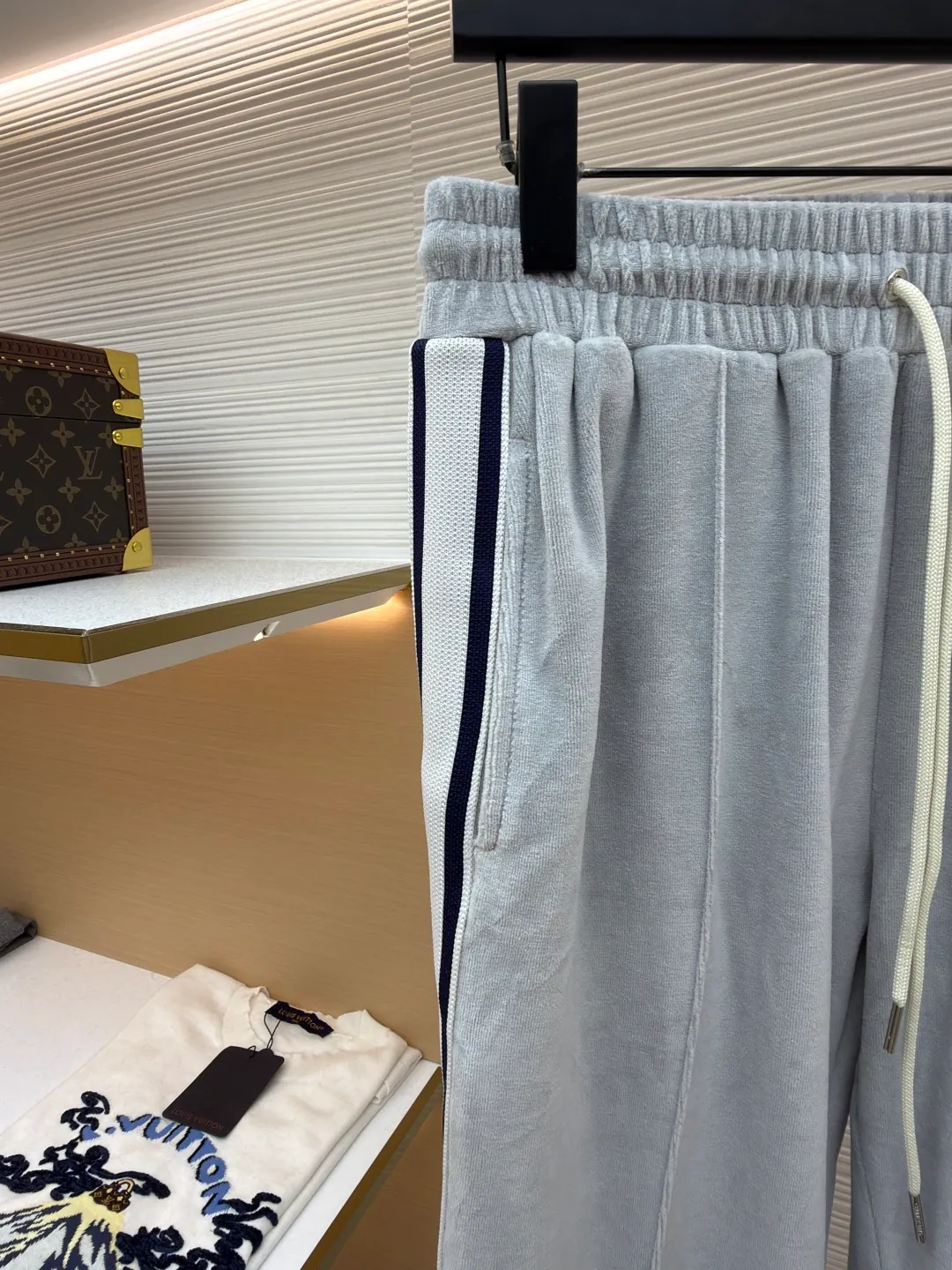 Celine Arc de Triomphe embroidered trousers ●Original version: 10500 purchase and development ●Item number: 1681629-A75 ●Fabric: Yunrou twin velvet matte sateen fabric ●Technology: embroidery production ●Color: gray ●Version: fitted version ●Weight: about 520 grams ●Size: S-M-L-XL ●Description: These Celine Arc de Triomphe embroidered trousers are made of high-quality velvet fabric, which feels soft and delicate and has a good drape. It has been treated with a special washing process to show a unique luster and texture. The loose, straight silhouette has a smooth cut and the waistline is designed to fit ergonomics, making it comfortable to wear and allow for freedom of movement. The sides of the trousers are decorated with exquisite Arc de Triomphe embroidery patterns, with exquisite craftsmanship, strong three-dimensional effect and exquisite details. The splicing of the front and back pieces adopts flat-turn open-stitching technology. The stitching is even and neat, and the lines are clear and smooth. The pocket edges and trouser legs are reinforced to ensure durability and aesthetics. The drawstring design at the waist can be freely adjusted for tightness, making it easy to put on and take off and modify the body shape. The entire pair of trousers reflects Celine's ultimate pursuit of quality and craftsmanship from fabric selection, tailoring to detail processing. It not only retains the elegant style of classic items, but also incorporates modern design language, making it suitable for various occasions and showing a low-key and luxurious fashion attitude. The overall wiring is straight and delicate, the fabric is comfortable and soft, and the color is consistent without color difference. It can be matched with the same style to create a fashionable look and control various occasions. Customized accessories, complete with three standards, same style for men and women!
