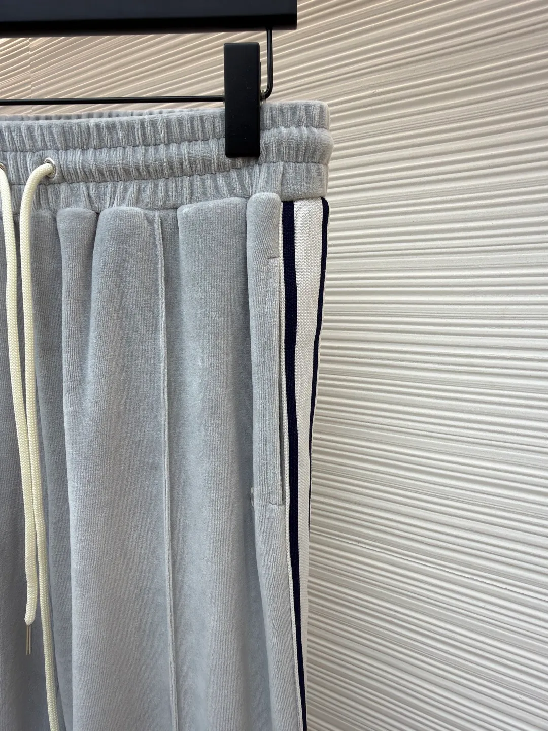 Celine Arc de Triomphe embroidered trousers ●Original version: 10500 purchase and development ●Item number: 1681629-A75 ●Fabric: Yunrou twin velvet matte sateen fabric ●Technology: embroidery production ●Color: gray ●Version: fitted version ●Weight: about 520 grams ●Size: S-M-L-XL ●Description: These Celine Arc de Triomphe embroidered trousers are made of high-quality velvet fabric, which feels soft and delicate and has a good drape. It has been treated with a special washing process to show a unique luster and texture. The loose, straight silhouette has a smooth cut and the waistline is designed to fit ergonomics, making it comfortable to wear and allow for freedom of movement. The sides of the trousers are decorated with exquisite Arc de Triomphe embroidery patterns, with exquisite craftsmanship, strong three-dimensional effect and exquisite details. The splicing of the front and back pieces adopts flat-turn open-stitching technology. The stitching is even and neat, and the lines are clear and smooth. The pocket edges and trouser legs are reinforced to ensure durability and aesthetics. The drawstring design at the waist can be freely adjusted for tightness, making it easy to put on and take off and modify the body shape. The entire pair of trousers reflects Celine's ultimate pursuit of quality and craftsmanship from fabric selection, tailoring to detail processing. It not only retains the elegant style of classic items, but also incorporates modern design language, making it suitable for various occasions and showing a low-key and luxurious fashion attitude. The overall wiring is straight and delicate, the fabric is comfortable and soft, and the color is consistent without color difference. It can be matched with the same style to create a fashionable look and control various occasions. Customized accessories, complete with three standards, same style for men and women!