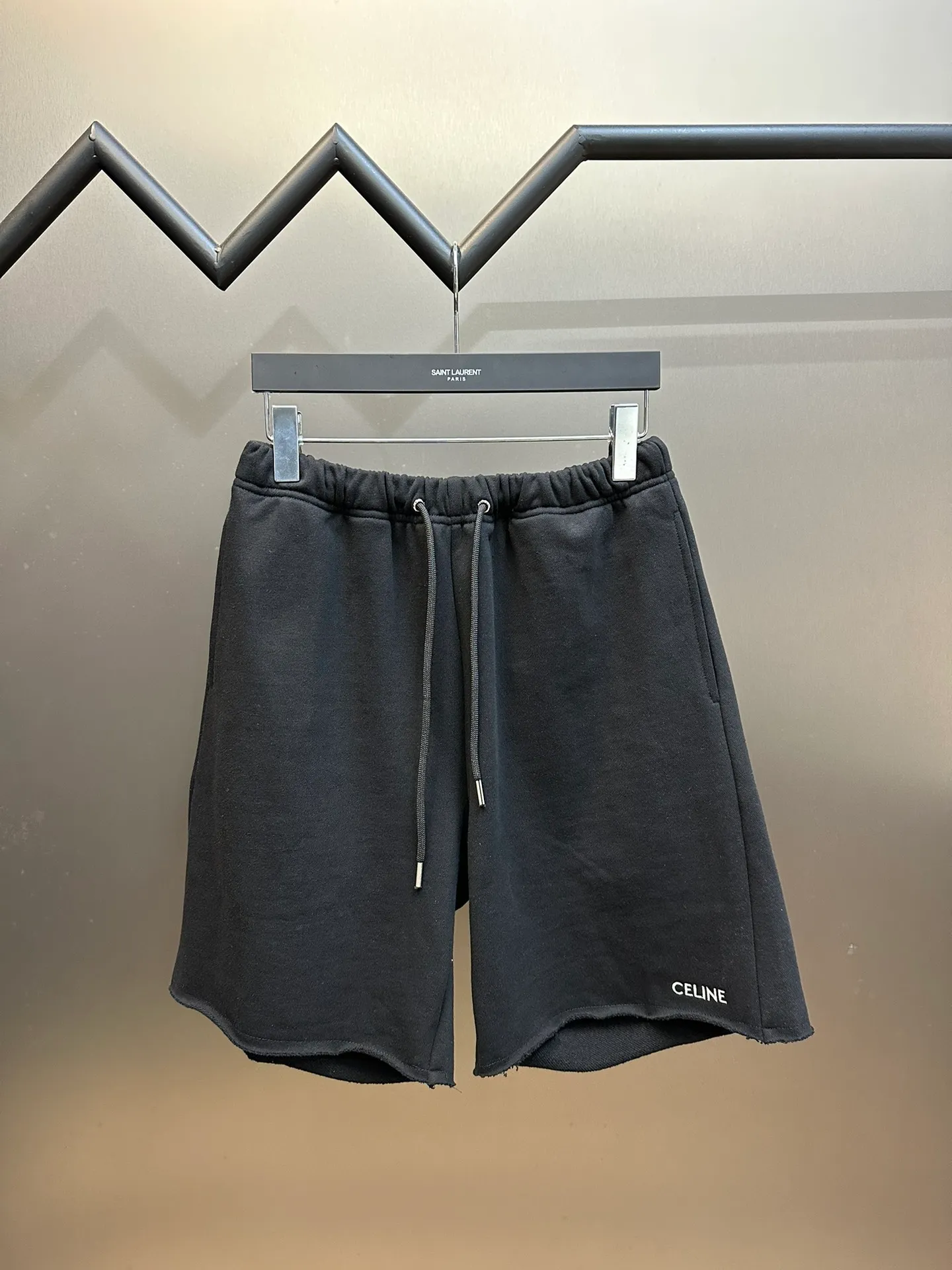 🅿️330 Celine embroidered casual shorts are made of trendy cotton David fabric. The left trouser leg is decorated with CELINE embroidery and is embellished with a unique loose beard, showing laziness and casualness.  It adopts imported machine embroidery technology, advanced computer control system and precision mechanical components to achieve precise and efficient embroidery operations. The fabrics have been fermented and washed, which makes them feel better and not easy to deform or shrink.  size：s m l xl