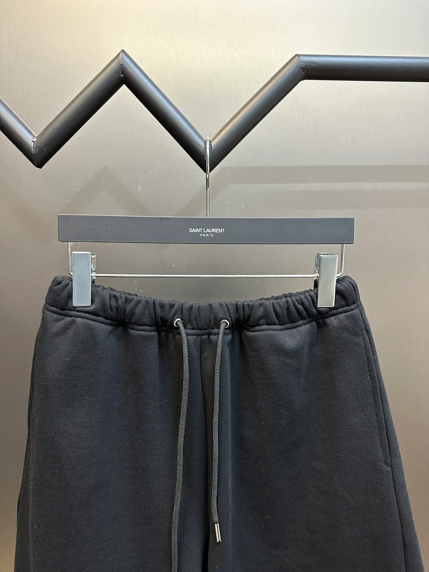 🅿️330 Celine embroidered casual shorts are made of trendy cotton David fabric. The left trouser leg is decorated with CELINE embroidery and is embellished with a unique loose beard, showing laziness and casualness.  It adopts imported machine embroidery technology, advanced computer control system and precision mechanical components to achieve precise and efficient embroidery operations. The fabrics have been fermented and washed, which makes them feel better and not easy to deform or shrink.  size：s m l xl