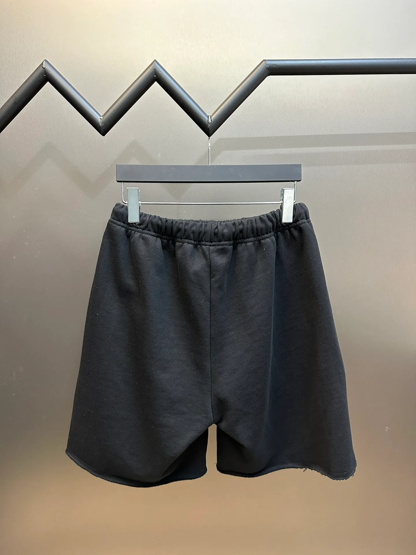 🅿️330 Celine embroidered casual shorts are made of trendy cotton David fabric. The left trouser leg is decorated with CELINE embroidery and is embellished with a unique loose beard, showing laziness and casualness.  It adopts imported machine embroidery technology, advanced computer control system and precision mechanical components to achieve precise and efficient embroidery operations. The fabrics have been fermented and washed, which makes them feel better and not easy to deform or shrink.  size：s m l xl