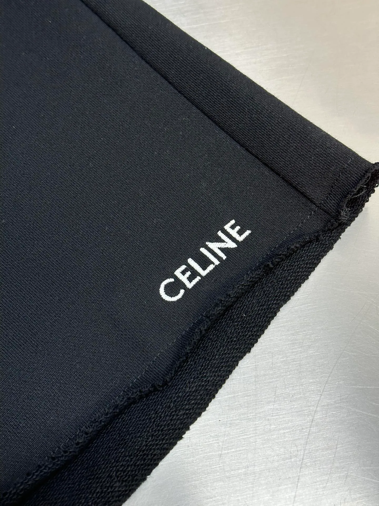 🅿️330 Celine embroidered casual shorts are made of trendy cotton David fabric. The left trouser leg is decorated with CELINE embroidery and is embellished with a unique loose beard, showing laziness and casualness.  It adopts imported machine embroidery technology, advanced computer control system and precision mechanical components to achieve precise and efficient embroidery operations. The fabrics have been fermented and washed, which makes them feel better and not easy to deform or shrink.  size：s m l xl