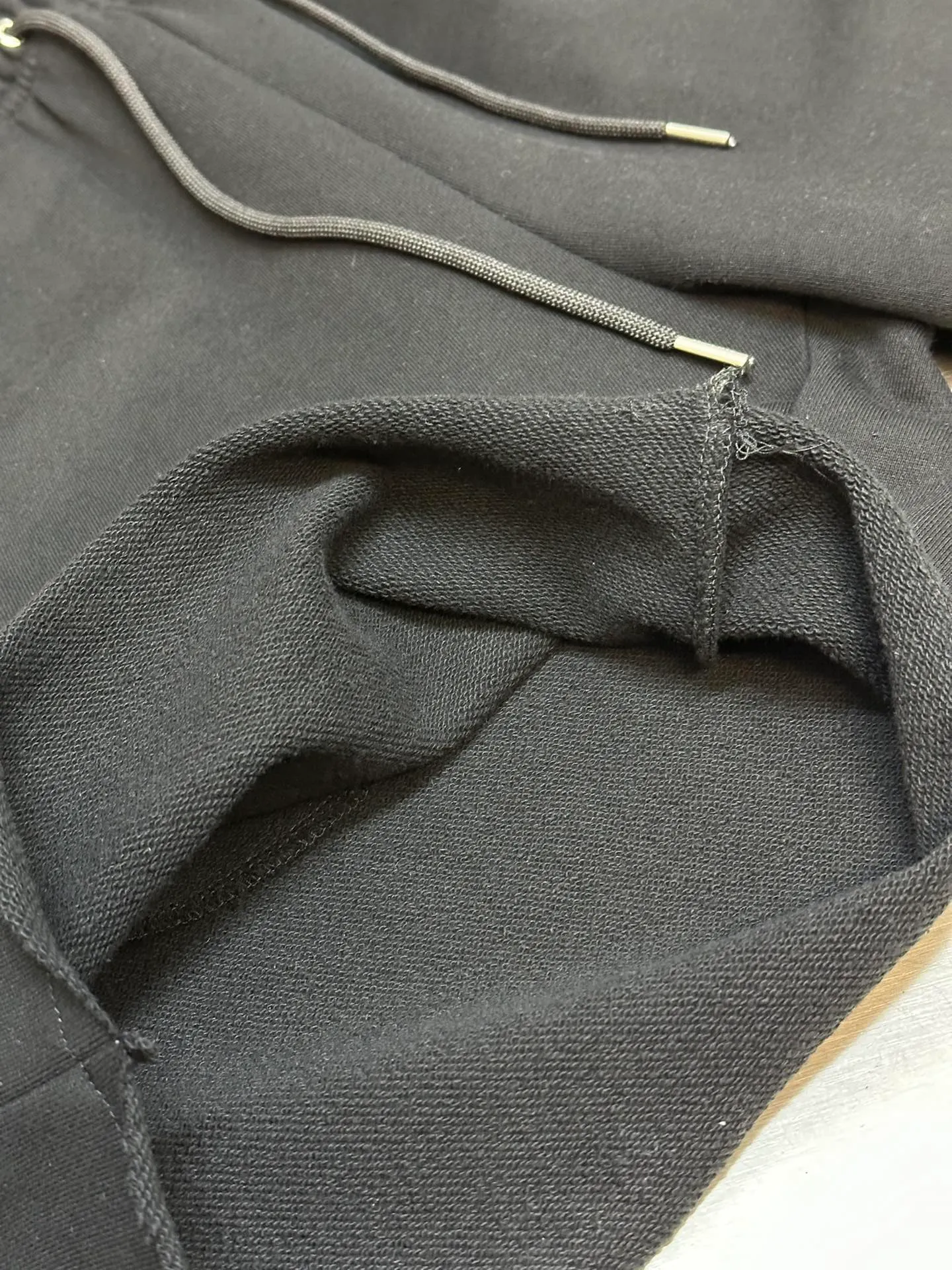 🅿️330 Celine embroidered casual shorts are made of trendy cotton David fabric. The left trouser leg is decorated with CELINE embroidery and is embellished with a unique loose beard, showing laziness and casualness.  It adopts imported machine embroidery technology, advanced computer control system and precision mechanical components to achieve precise and efficient embroidery operations. The fabrics have been fermented and washed, which makes them feel better and not easy to deform or shrink.  size：s m l xl
