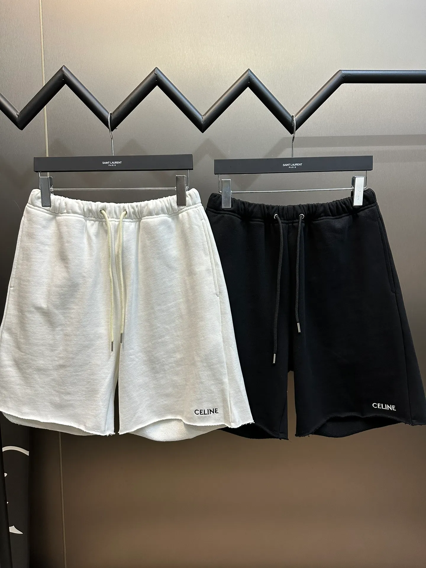 🅿️330 Celine embroidered casual shorts are made of trendy cotton David fabric. The left trouser leg is decorated with CELINE embroidery and is embellished with a unique loose beard, showing laziness and casualness.  It adopts imported machine embroidery technology, advanced computer control system and precision mechanical components to achieve precise and efficient embroidery operations. The fabrics have been fermented and washed, which makes them feel better and not easy to deform or shrink.  size：s m l xl
