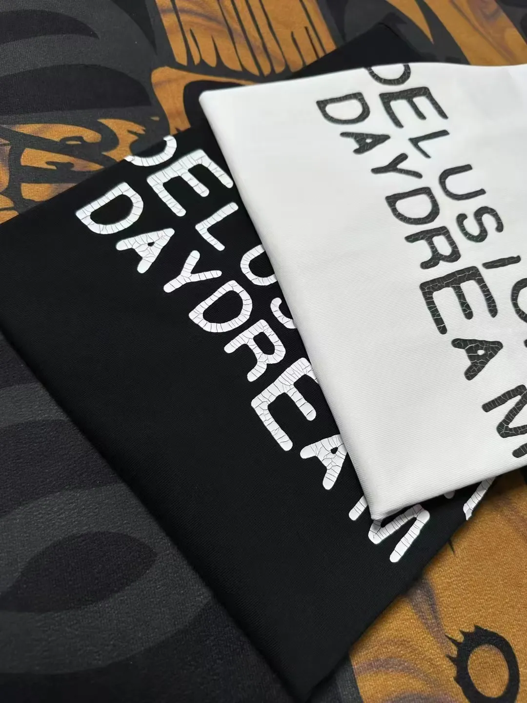 🅿️200 CELINE LOGO is exquisitely upgraded, inspired by the retro of the 1980s. Original fabric. Official same style. Short-sleeved T-shirt. Customized fabric. Fabric dyed in the same vat. Very comfortable to the touch. Latest brick cabinet synchronization for spring and summer. Fashionable and personalized. Super versatile. Loose fit is very suitable for both men and women. A must-have for everyone. Hang tag. Collar label. Washed wheat. Complete with three labels. Color: black white.