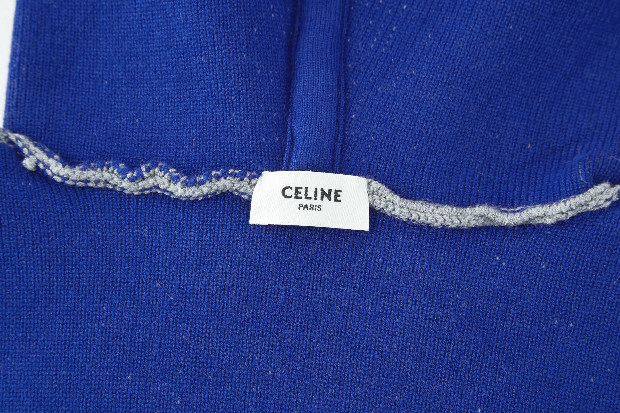 🅿️520 Celine Arc de Triomphe jacquard hooded sweater (grey). The original version was purchased and developed for 16,550 yuan. The fabric is made of 50% wool, 10% cashmere, and 40% cotton. This fabric is originally stitched, dyed and woven. The weight of ready-made garments is about 920-960 grams. The thermal effect and upper body effect are perfect. Using the 7-needle jacquard process, a single piece of clothing takes 320 minutes to complete. The rope is custom-woven and dyed, the tail clip is made from the original mold, and the brand logo is laser-engraved on the surface. TRIOMPHE embroidered loose fit, hood with adjustable drawstring, metal hoop engraved with CELINE PARIS, 1 kangaroo pocket with ribbed trim. Size:S-M-L-XL