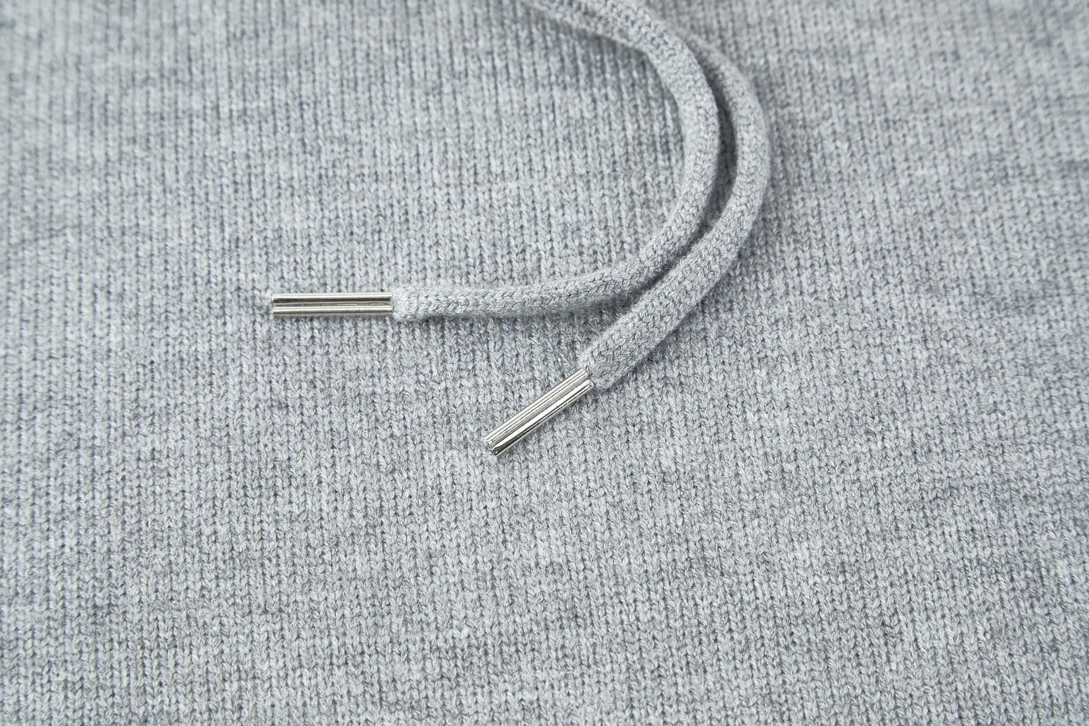 🅿️520 Celine Arc de Triomphe jacquard hooded sweater (grey). The original version was purchased and developed for 16,550 yuan. The fabric is made of 50% wool, 10% cashmere, and 40% cotton. This fabric is originally stitched, dyed and woven. The weight of ready-made garments is about 920-960 grams. The thermal effect and upper body effect are perfect. Using the 7-needle jacquard process, a single piece of clothing takes 320 minutes to complete. The rope is custom-woven and dyed, the tail clip is made from the original mold, and the brand logo is laser-engraved on the surface. TRIOMPHE embroidered loose fit, hood with adjustable drawstring, metal hoop engraved with CELINE PARIS, 1 kangaroo pocket with ribbed trim. Size:S-M-L-XL