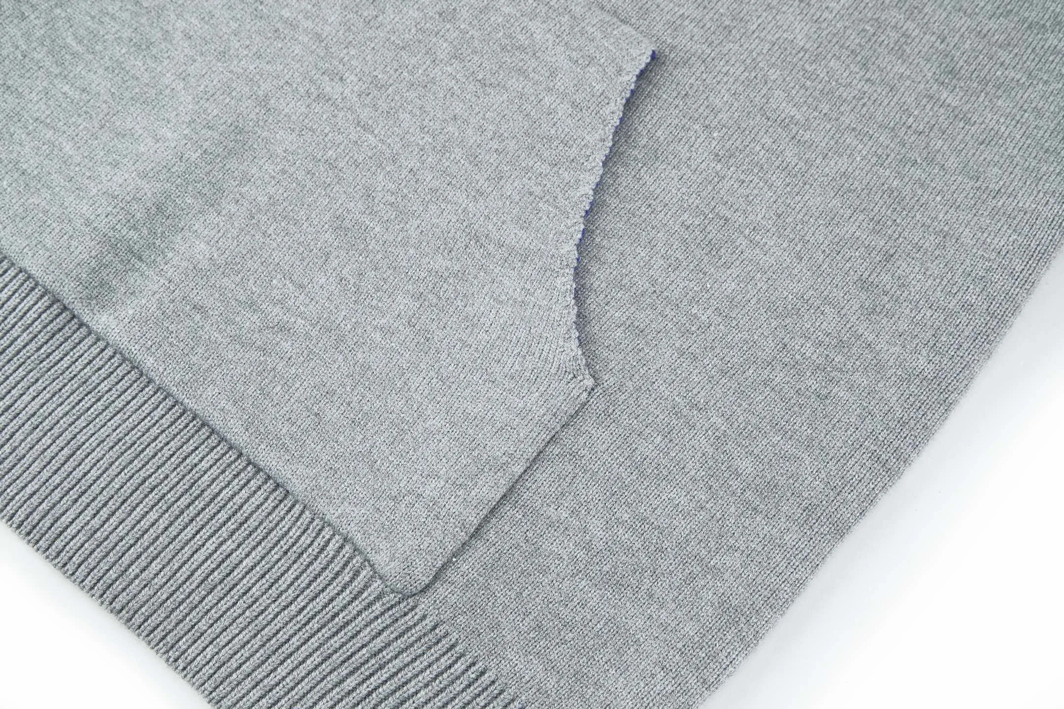 🅿️520 Celine Arc de Triomphe jacquard hooded sweater (grey). The original version was purchased and developed for 16,550 yuan. The fabric is made of 50% wool, 10% cashmere, and 40% cotton. This fabric is originally stitched, dyed and woven. The weight of ready-made garments is about 920-960 grams. The thermal effect and upper body effect are perfect. Using the 7-needle jacquard process, a single piece of clothing takes 320 minutes to complete. The rope is custom-woven and dyed, the tail clip is made from the original mold, and the brand logo is laser-engraved on the surface. TRIOMPHE embroidered loose fit, hood with adjustable drawstring, metal hoop engraved with CELINE PARIS, 1 kangaroo pocket with ribbed trim. Size:S-M-L-XL