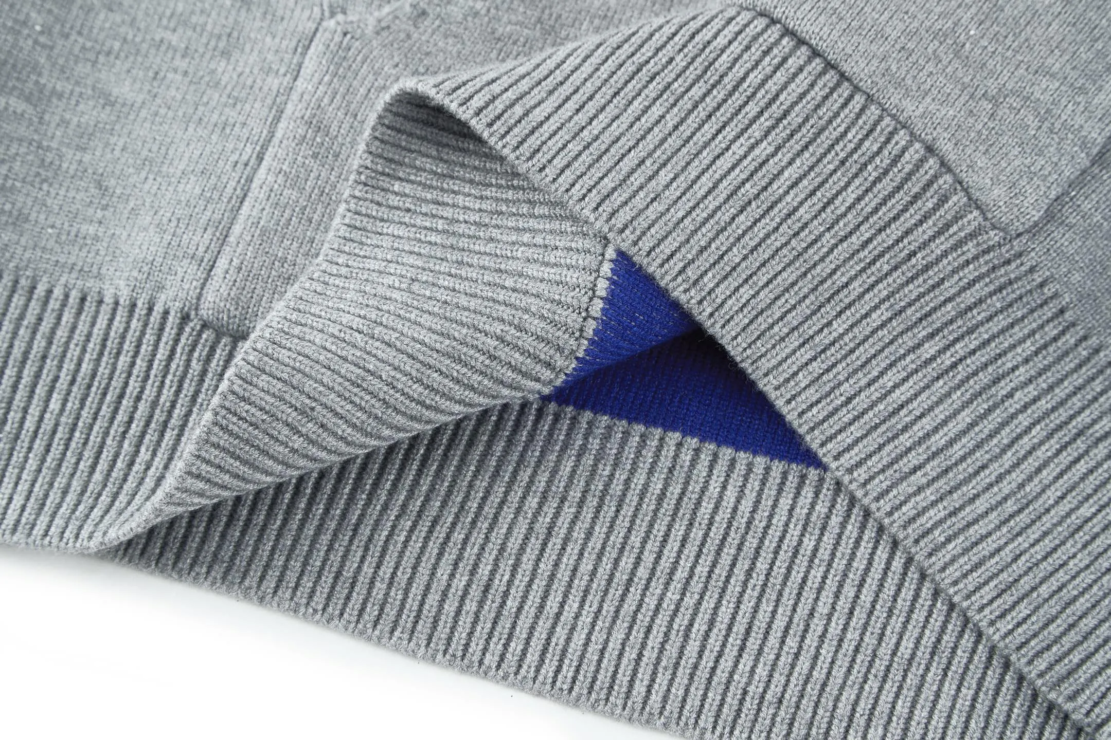 🅿️520 Celine Arc de Triomphe jacquard hooded sweater (grey). The original version was purchased and developed for 16,550 yuan. The fabric is made of 50% wool, 10% cashmere, and 40% cotton. This fabric is originally stitched, dyed and woven. The weight of ready-made garments is about 920-960 grams. The thermal effect and upper body effect are perfect. Using the 7-needle jacquard process, a single piece of clothing takes 320 minutes to complete. The rope is custom-woven and dyed, the tail clip is made from the original mold, and the brand logo is laser-engraved on the surface. TRIOMPHE embroidered loose fit, hood with adjustable drawstring, metal hoop engraved with CELINE PARIS, 1 kangaroo pocket with ribbed trim. Size:S-M-L-XL