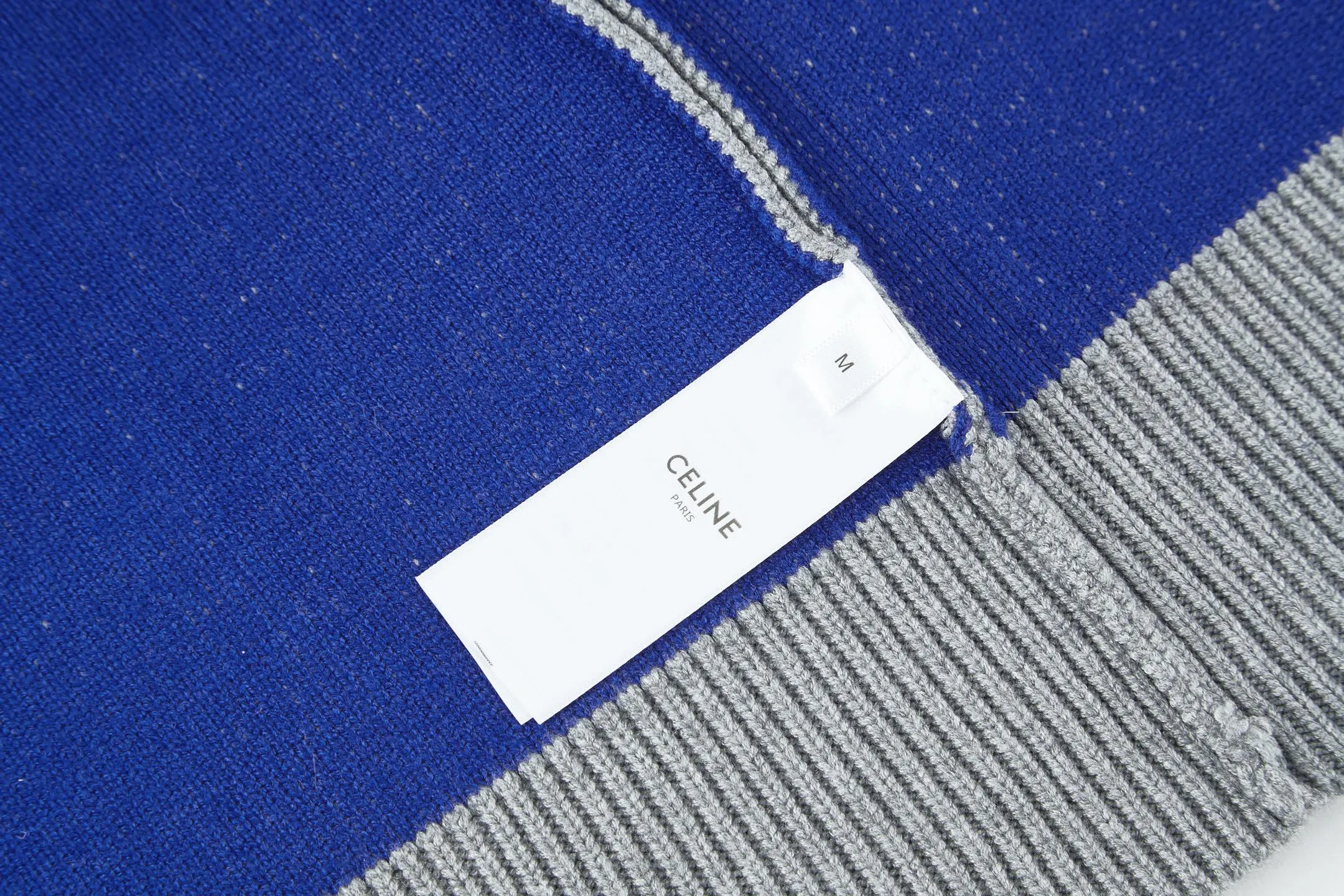 🅿️520 Celine Arc de Triomphe jacquard hooded sweater (grey). The original version was purchased and developed for 16,550 yuan. The fabric is made of 50% wool, 10% cashmere, and 40% cotton. This fabric is originally stitched, dyed and woven. The weight of ready-made garments is about 920-960 grams. The thermal effect and upper body effect are perfect. Using the 7-needle jacquard process, a single piece of clothing takes 320 minutes to complete. The rope is custom-woven and dyed, the tail clip is made from the original mold, and the brand logo is laser-engraved on the surface. TRIOMPHE embroidered loose fit, hood with adjustable drawstring, metal hoop engraved with CELINE PARIS, 1 kangaroo pocket with ribbed trim. Size:S-M-L-XL