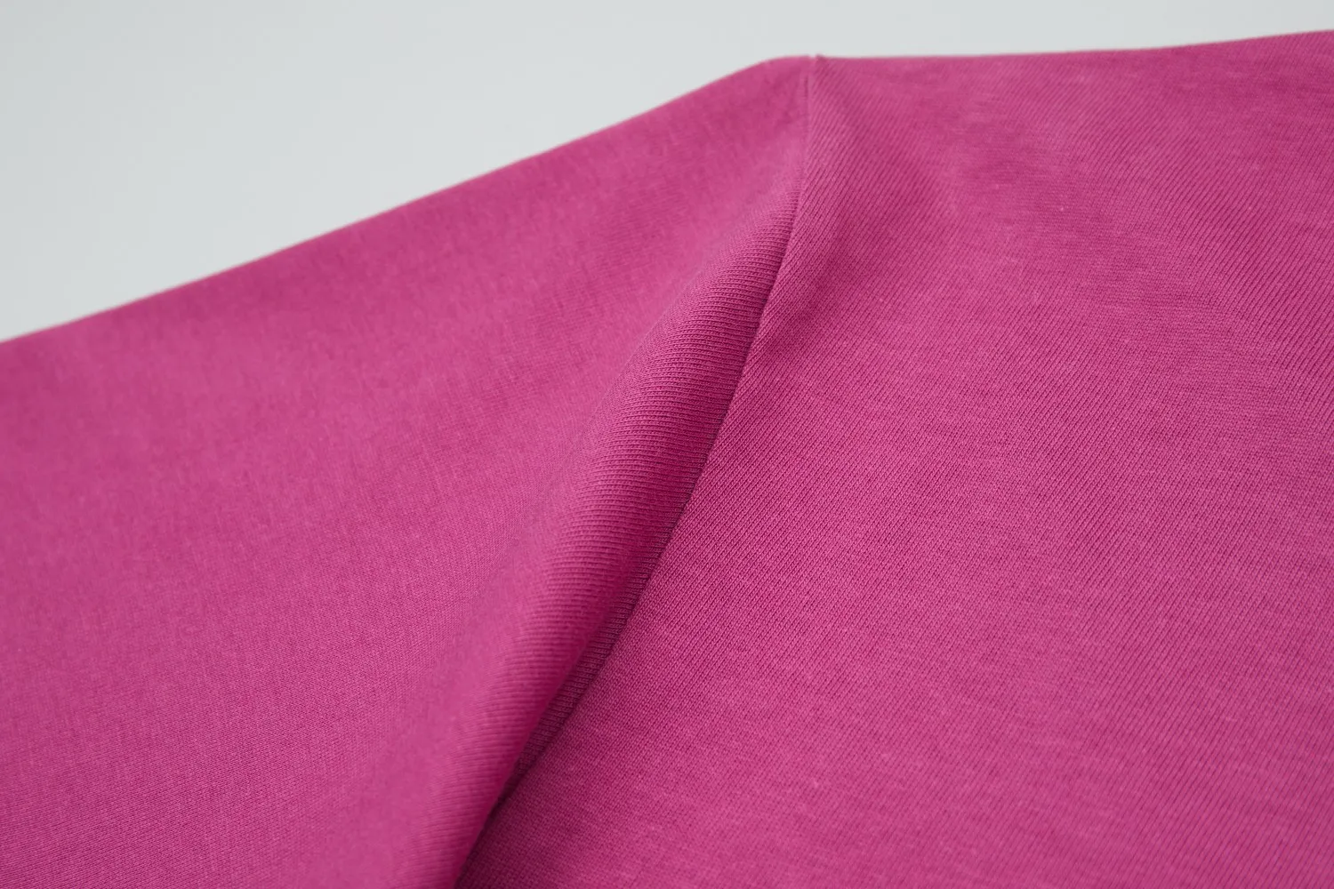 🅿️200 ✨CEL✨🆕25SS spring and summer new style Classic logo short sleeves Light luxury Essential item for daily commuting for men and women Correct version Welcome to compare Detailed features · 260g 100% pure cotton double yarn jersey fabric · Custom dyed in the same cylinder, special thickened 32 count double-strand 1X1 thread · Double-needle stitching cross-stitching process · Original main mark, washed tag, brand moisture-proof paper packaging Color: wine purple/black/military green Size: S/M/L/XL