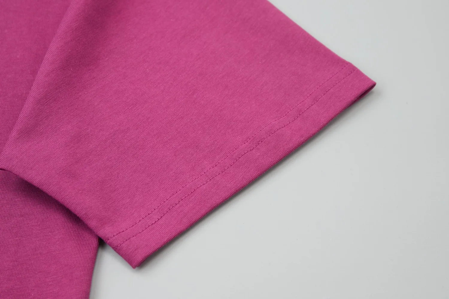 🅿️200 ✨CEL✨🆕25SS spring and summer new style Classic logo short sleeves Light luxury Essential item for daily commuting for men and women Correct version Welcome to compare Detailed features · 260g 100% pure cotton double yarn jersey fabric · Custom dyed in the same cylinder, special thickened 32 count double-strand 1X1 thread · Double-needle stitching cross-stitching process · Original main mark, washed tag, brand moisture-proof paper packaging Color: wine purple/black/military green Size: S/M/L/XL