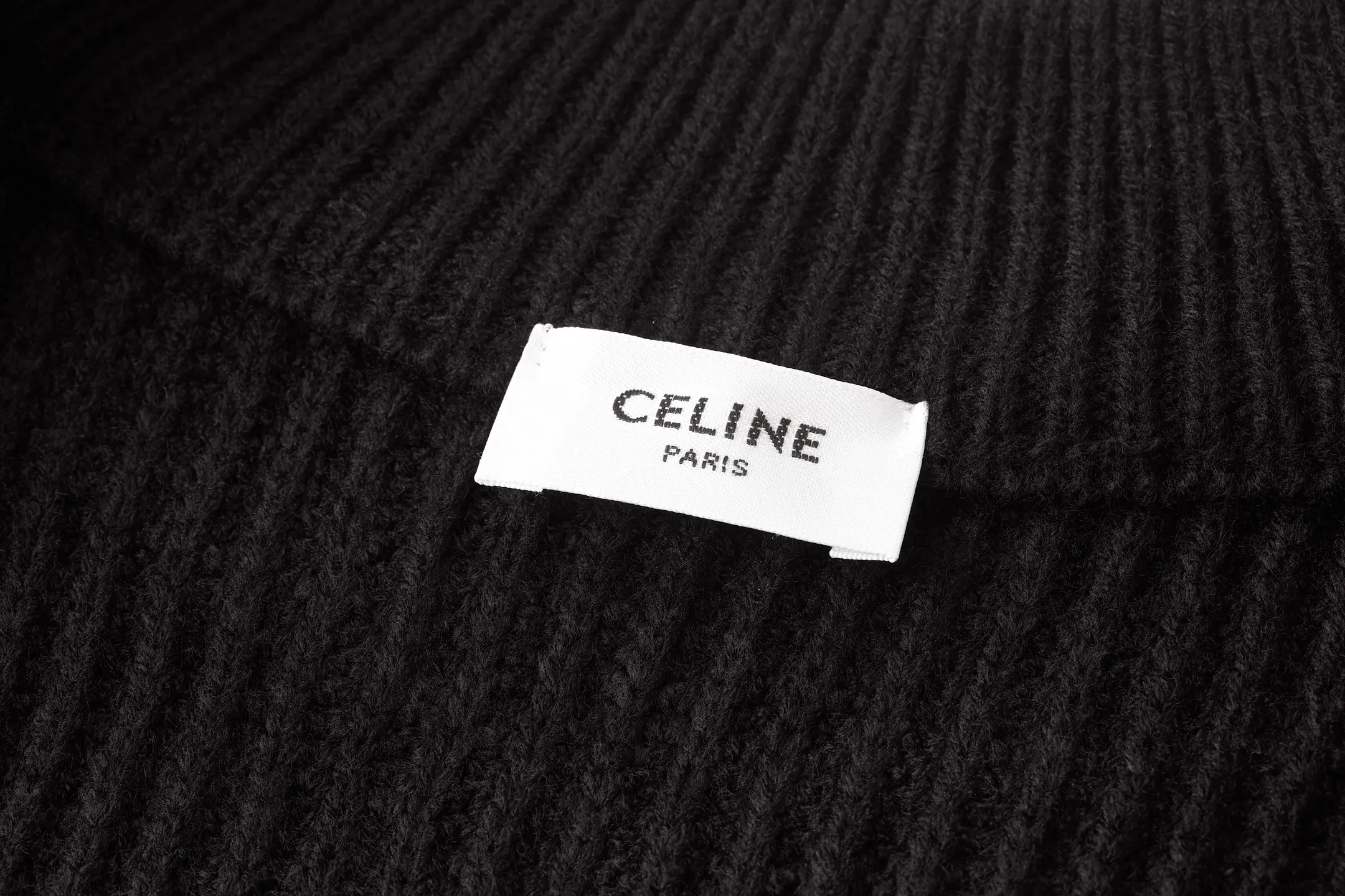 🅿️480 Celine Arc de Triomphe zipper sweater cardigan jacket. The original purchase was RMB 12,500. The fabric is made of custom-woven soft blended wool worsted material. It has excellent texture and is comfortable and close to the skin. It is based on a deep black screen. The ultimate fusion of depth and elegance. The iconic Celine Arc de Triomphe logo embellishes the front. Simple and smooth zipper lines. Reconciliation of exquisiteness and dynamics. There is a sense of style in the silent place. With its unparalleled versatility, it has become an enduring classic in the fashion industry. It adopts imported machine embroidery technology and uses advanced computer control systems and precision mechanical components to achieve Arc de Triomphe embroidery operations with high precision and smooth and delicate lines. The garments are washed with soft and deodorizing technology. Professional washing equipment and specific detergents are used to deeply clean and deodorize the clothes to improve the feel and appearance of the clothes. Size:S-M-L