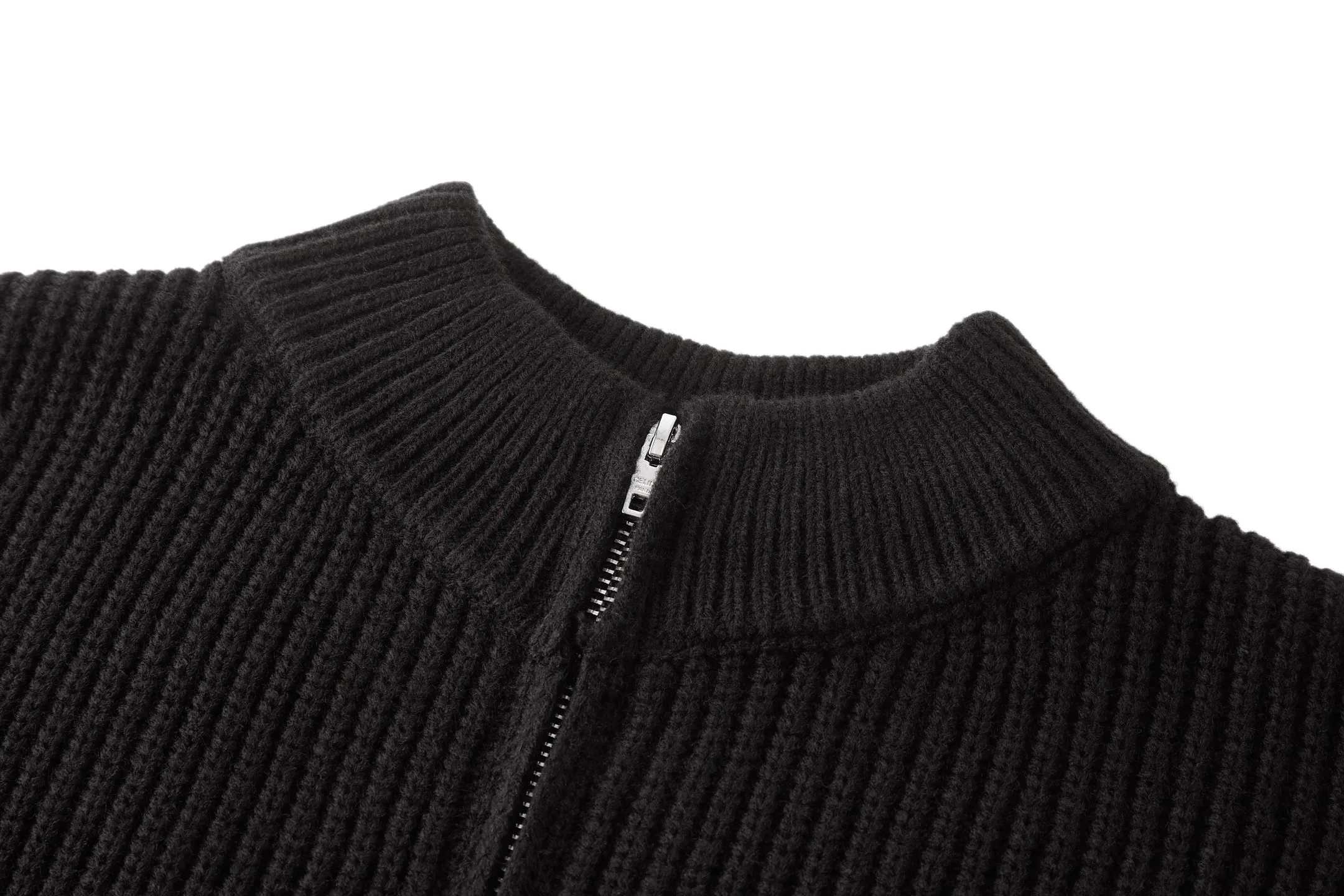 🅿️480 Celine Arc de Triomphe zipper sweater cardigan jacket. The original purchase was RMB 12,500. The fabric is made of custom-woven soft blended wool worsted material. It has excellent texture and is comfortable and close to the skin. It is based on a deep black screen. The ultimate fusion of depth and elegance. The iconic Celine Arc de Triomphe logo embellishes the front. Simple and smooth zipper lines. Reconciliation of exquisiteness and dynamics. There is a sense of style in the silent place. With its unparalleled versatility, it has become an enduring classic in the fashion industry. It adopts imported machine embroidery technology and uses advanced computer control systems and precision mechanical components to achieve Arc de Triomphe embroidery operations with high precision and smooth and delicate lines. The garments are washed with soft and deodorizing technology. Professional washing equipment and specific detergents are used to deeply clean and deodorize the clothes to improve the feel and appearance of the clothes. Size:S-M-L