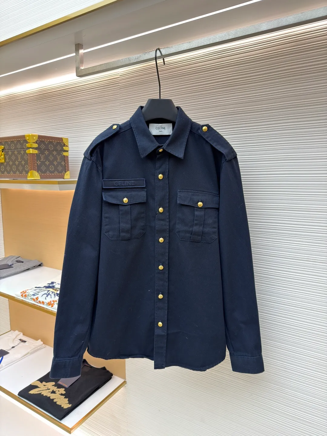 Celine gilt shirt jacket ●Original version: Purchased and developed for 15,000 ●Item No.: 1681361-B15 ●Fabric: Zhen Satin Yayun woven fabric ●Technology: Fabric fermentation washing ●Color: Navy ●Version: Fitted version ●Weight: about 635 grams ●Size: 39-40-41-42 ●Description: Customized Zhen Satin Yayun fabric with full texture, natural luster and comfortable skin fit Deep blue, quiet and elegant, decorated with gold buttons, the ultimate interpretation of low-key luxury. The eye-catching Celine logo Velcro on the chest has become a distinct imprint of the brand identity. Every detail exudes unobtrusive nobility. Golden embellishment. The soul of luxury uses imported machine embroidery seal fitting and hemming technology. Advanced computer control system and precision mechanical components are used to realize the Celine embroidery operation. The Velcro is then manually applied to fully contact and bond the Velcro with the armband. Finally, the imported machine is used again to sew the hemming fabric along the embroidery seal (it is time-consuming, laborious and expensive, please see the real seal for details). The template machine opens the bag. The preset template guides the position, shape and size of the bag opening. The accuracy ensures the quality of the bag opening effect. The fabrics have been fermented and washed. The hand feel and texture are better, not easy to deform, not easy to shrink, not easy to fade, and maintain long-term beauty. The overall wiring is straight and delicate, the fabric is comfortable and soft, and the color is consistent without color difference. It can be matched with the same style to create a fashionable look and control various occasions. Customized accessories, complete with three standards, same style for men and women!