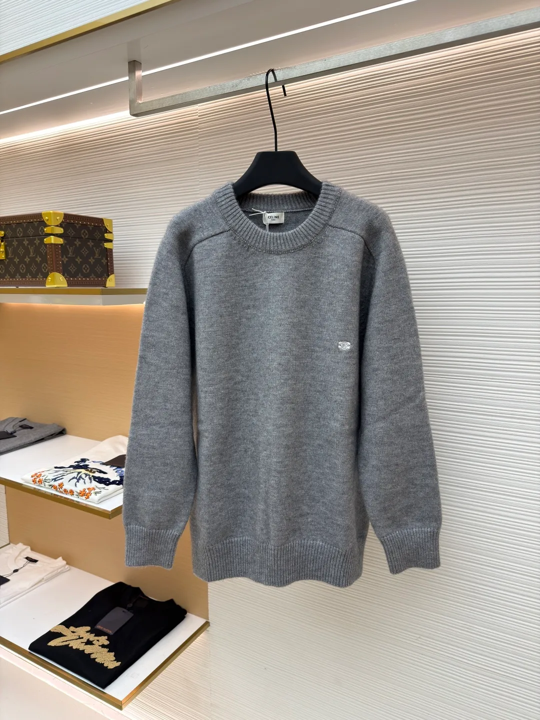 Celine Arc de Triomphe embroidered logo sweater ●Original version: Purchased and developed for 9900 ●Item number: 1681304-A45 ●Fabric: wool blended fabric ●Technology: 3D embroidery production ●Color: gray ●Version: Fitted version ●Weight: about 690 grams ●Size: S-M-L-XL ●Description: Made of 35% wool, 15% cashmere, 50% cotton yarn. This fabric is soft and has a three-dimensional shape that won't change shape after being worn for a long time. The embroidery uses 3D three-dimensional embroidery, and the chest is embellished with the Arc de Triomphe embroidered logo. This style is machine-knitted with 7 needles, and the high-density thick stitching ensures warmth. Later process: washing and color fixation - fixed version - wool impurities. The overall wiring is straight and delicate, the fabric is comfortable and soft, and the color is consistent without color difference. It can be matched with the same style to create a fashionable look and control various occasions. Customized accessories, complete with three standards, same style for men and women!