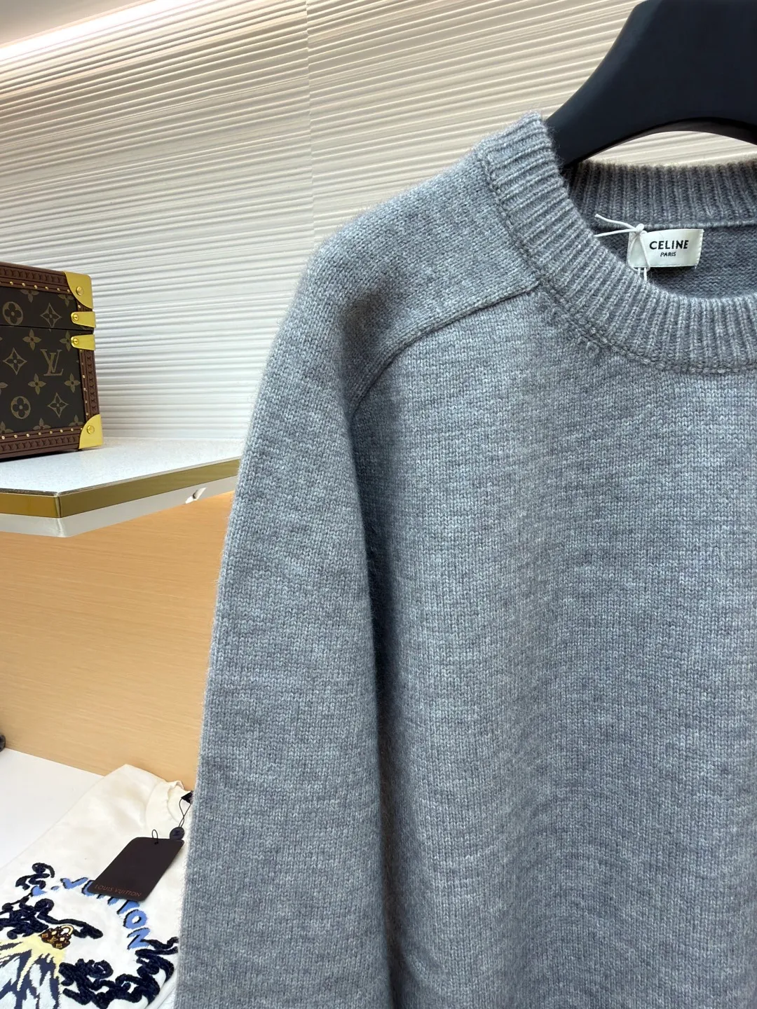 Celine Arc de Triomphe embroidered logo sweater ●Original version: Purchased and developed for 9900 ●Item number: 1681304-A45 ●Fabric: wool blended fabric ●Technology: 3D embroidery production ●Color: gray ●Version: Fitted version ●Weight: about 690 grams ●Size: S-M-L-XL ●Description: Made of 35% wool, 15% cashmere, 50% cotton yarn. This fabric is soft and has a three-dimensional shape that won't change shape after being worn for a long time. The embroidery uses 3D three-dimensional embroidery, and the chest is embellished with the Arc de Triomphe embroidered logo. This style is machine-knitted with 7 needles, and the high-density thick stitching ensures warmth. Later process: washing and color fixation - fixed version - wool impurities. The overall wiring is straight and delicate, the fabric is comfortable and soft, and the color is consistent without color difference. It can be matched with the same style to create a fashionable look and control various occasions. Customized accessories, complete with three standards, same style for men and women!