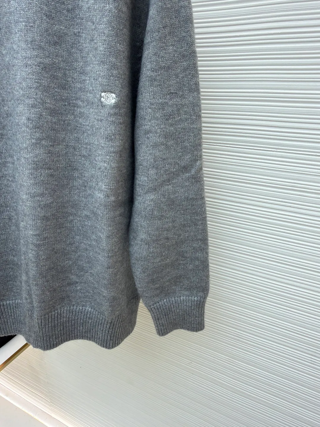 Celine Arc de Triomphe embroidered logo sweater ●Original version: Purchased and developed for 9900 ●Item number: 1681304-A45 ●Fabric: wool blended fabric ●Technology: 3D embroidery production ●Color: gray ●Version: Fitted version ●Weight: about 690 grams ●Size: S-M-L-XL ●Description: Made of 35% wool, 15% cashmere, 50% cotton yarn. This fabric is soft and has a three-dimensional shape that won't change shape after being worn for a long time. The embroidery uses 3D three-dimensional embroidery, and the chest is embellished with the Arc de Triomphe embroidered logo. This style is machine-knitted with 7 needles, and the high-density thick stitching ensures warmth. Later process: washing and color fixation - fixed version - wool impurities. The overall wiring is straight and delicate, the fabric is comfortable and soft, and the color is consistent without color difference. It can be matched with the same style to create a fashionable look and control various occasions. Customized accessories, complete with three standards, same style for men and women!