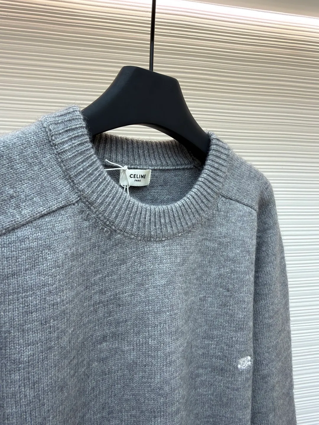 Celine Arc de Triomphe embroidered logo sweater ●Original version: Purchased and developed for 9900 ●Item number: 1681304-A45 ●Fabric: wool blended fabric ●Technology: 3D embroidery production ●Color: gray ●Version: Fitted version ●Weight: about 690 grams ●Size: S-M-L-XL ●Description: Made of 35% wool, 15% cashmere, 50% cotton yarn. This fabric is soft and has a three-dimensional shape that won't change shape after being worn for a long time. The embroidery uses 3D three-dimensional embroidery, and the chest is embellished with the Arc de Triomphe embroidered logo. This style is machine-knitted with 7 needles, and the high-density thick stitching ensures warmth. Later process: washing and color fixation - fixed version - wool impurities. The overall wiring is straight and delicate, the fabric is comfortable and soft, and the color is consistent without color difference. It can be matched with the same style to create a fashionable look and control various occasions. Customized accessories, complete with three standards, same style for men and women!