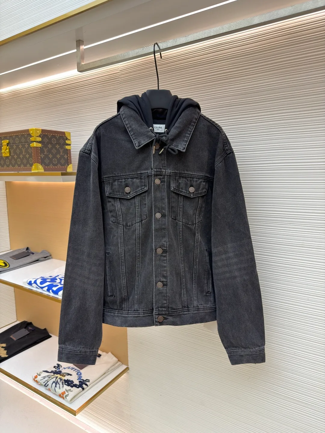 Celine hooded denim jacket ●Original version: Purchased and developed for 14500 ●Item number: 1682201-B40 ●Material: denim fabric ●Technology: Purely hand-made with high-elastic offset printing technology ●Color: black ●Version: fitted version ●Weight: about 1185 grams ●Size: S-M-L-XL ●Description: Customized high-density cotton twill denim fabric, full of texture, comfortable and close to the skin, with classic light blue denim background Innate freedom and spontaneity. The front panel is simple and neat in the clean fit style. The Celine mark is on the hood. It is not noisy but has its own sound. The original charm of the denim jacket is outlined with clean and neat lines. It has the charm of simplicity and the charm of versatility. The whole piece of clothing is washed with medium filtration and uses a special solution to remove stains and slight fading. Then it is washed with snowflakes. The color is faded through strong washing methods to make the color more uniform. The workmanship is complex and pure manual high-elastic offset printing technology. Every coloring and every pressing has been repeatedly pulled. It still maintains the original shape and color during washing and other processes. It can better reflect the craftsman's exquisite skills and control of details. The whole piece of clothing is stitched using an embedded clamp machine. The embedded clamp machine can control the distance between the double needles by changing the needle position. Achieve seamless splicing, smooth and tidy. The overall wiring is straight and delicate, the fabric is comfortable and soft, and the color is consistent without color difference. It can be matched with the same style to create a fashionable look and control various occasions. Customized accessories, complete with three standards, same style for men and women!