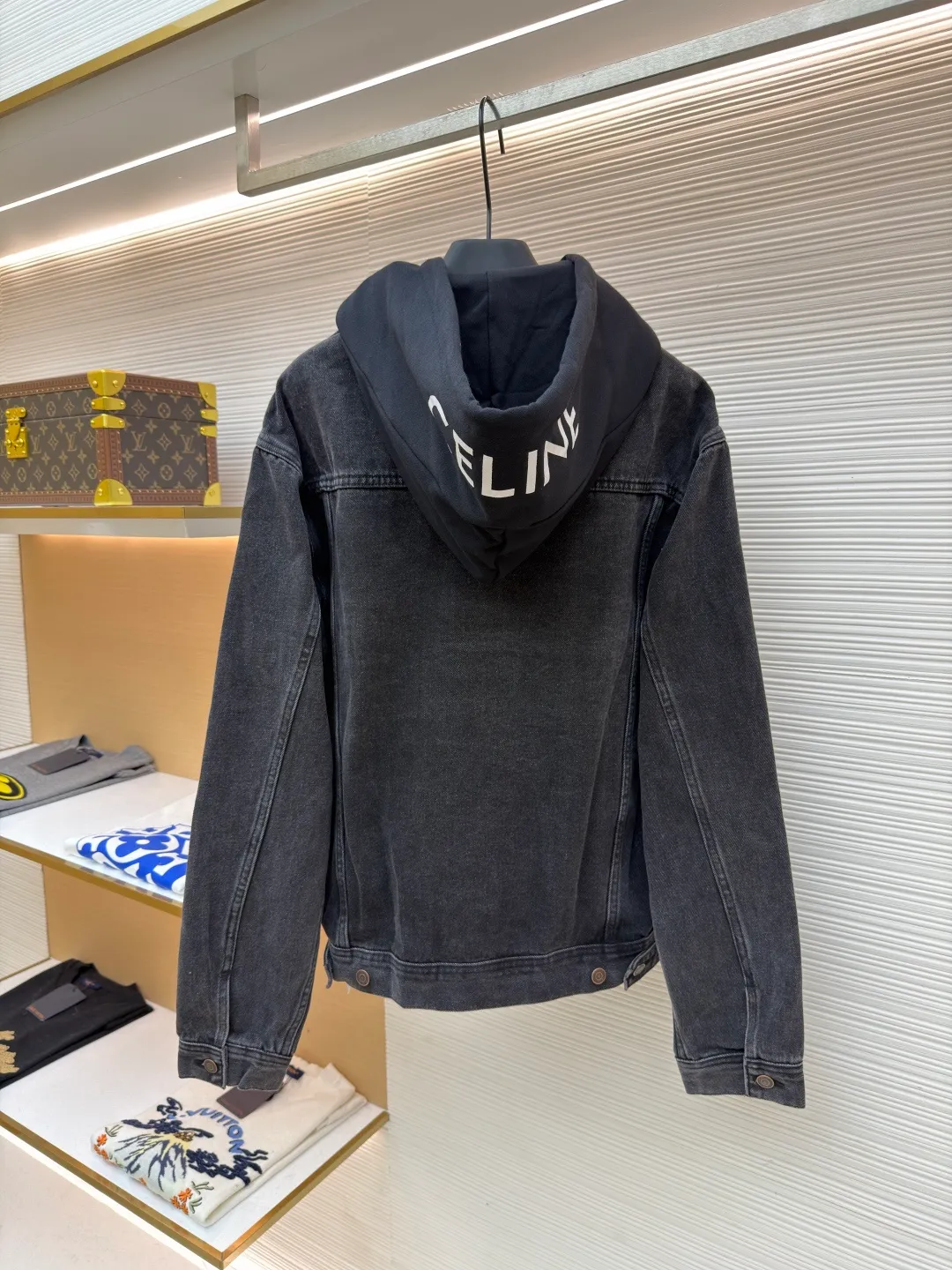 Celine hooded denim jacket ●Original version: Purchased and developed for 14500 ●Item number: 1682201-B40 ●Material: denim fabric ●Technology: Purely hand-made with high-elastic offset printing technology ●Color: black ●Version: fitted version ●Weight: about 1185 grams ●Size: S-M-L-XL ●Description: Customized high-density cotton twill denim fabric, full of texture, comfortable and close to the skin, with classic light blue denim background Innate freedom and spontaneity. The front panel is simple and neat in the clean fit style. The Celine mark is on the hood. It is not noisy but has its own sound. The original charm of the denim jacket is outlined with clean and neat lines. It has the charm of simplicity and the charm of versatility. The whole piece of clothing is washed with medium filtration and uses a special solution to remove stains and slight fading. Then it is washed with snowflakes. The color is faded through strong washing methods to make the color more uniform. The workmanship is complex and pure manual high-elastic offset printing technology. Every coloring and every pressing has been repeatedly pulled. It still maintains the original shape and color during washing and other processes. It can better reflect the craftsman's exquisite skills and control of details. The whole piece of clothing is stitched using an embedded clamp machine. The embedded clamp machine can control the distance between the double needles by changing the needle position. Achieve seamless splicing, smooth and tidy. The overall wiring is straight and delicate, the fabric is comfortable and soft, and the color is consistent without color difference. It can be matched with the same style to create a fashionable look and control various occasions. Customized accessories, complete with three standards, same style for men and women!