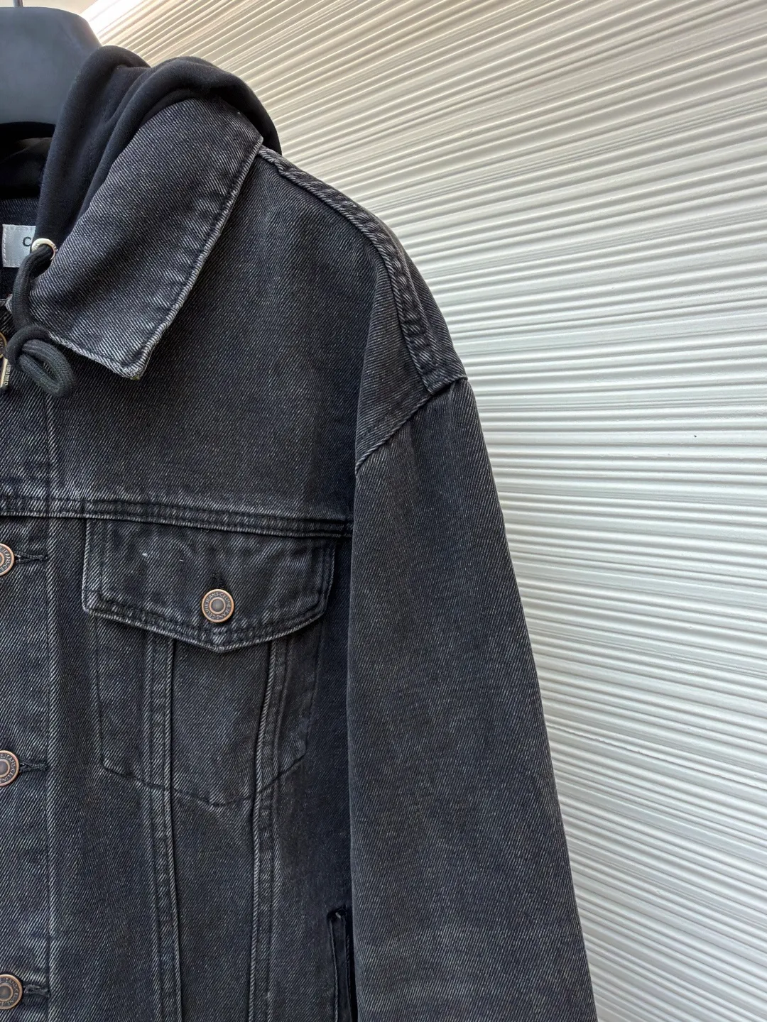Celine hooded denim jacket ●Original version: Purchased and developed for 14500 ●Item number: 1682201-B40 ●Material: denim fabric ●Technology: Purely hand-made with high-elastic offset printing technology ●Color: black ●Version: fitted version ●Weight: about 1185 grams ●Size: S-M-L-XL ●Description: Customized high-density cotton twill denim fabric, full of texture, comfortable and close to the skin, with classic light blue denim background Innate freedom and spontaneity. The front panel is simple and neat in the clean fit style. The Celine mark is on the hood. It is not noisy but has its own sound. The original charm of the denim jacket is outlined with clean and neat lines. It has the charm of simplicity and the charm of versatility. The whole piece of clothing is washed with medium filtration and uses a special solution to remove stains and slight fading. Then it is washed with snowflakes. The color is faded through strong washing methods to make the color more uniform. The workmanship is complex and pure manual high-elastic offset printing technology. Every coloring and every pressing has been repeatedly pulled. It still maintains the original shape and color during washing and other processes. It can better reflect the craftsman's exquisite skills and control of details. The whole piece of clothing is stitched using an embedded clamp machine. The embedded clamp machine can control the distance between the double needles by changing the needle position. Achieve seamless splicing, smooth and tidy. The overall wiring is straight and delicate, the fabric is comfortable and soft, and the color is consistent without color difference. It can be matched with the same style to create a fashionable look and control various occasions. Customized accessories, complete with three standards, same style for men and women!