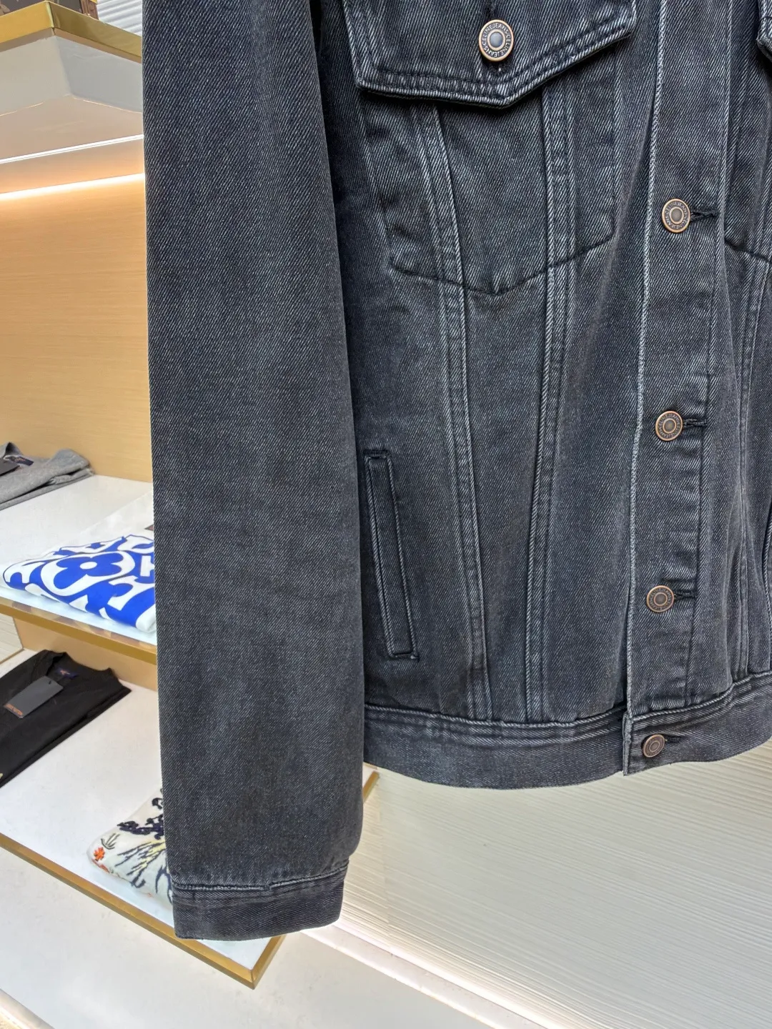 Celine hooded denim jacket ●Original version: Purchased and developed for 14500 ●Item number: 1682201-B40 ●Material: denim fabric ●Technology: Purely hand-made with high-elastic offset printing technology ●Color: black ●Version: fitted version ●Weight: about 1185 grams ●Size: S-M-L-XL ●Description: Customized high-density cotton twill denim fabric, full of texture, comfortable and close to the skin, with classic light blue denim background Innate freedom and spontaneity. The front panel is simple and neat in the clean fit style. The Celine mark is on the hood. It is not noisy but has its own sound. The original charm of the denim jacket is outlined with clean and neat lines. It has the charm of simplicity and the charm of versatility. The whole piece of clothing is washed with medium filtration and uses a special solution to remove stains and slight fading. Then it is washed with snowflakes. The color is faded through strong washing methods to make the color more uniform. The workmanship is complex and pure manual high-elastic offset printing technology. Every coloring and every pressing has been repeatedly pulled. It still maintains the original shape and color during washing and other processes. It can better reflect the craftsman's exquisite skills and control of details. The whole piece of clothing is stitched using an embedded clamp machine. The embedded clamp machine can control the distance between the double needles by changing the needle position. Achieve seamless splicing, smooth and tidy. The overall wiring is straight and delicate, the fabric is comfortable and soft, and the color is consistent without color difference. It can be matched with the same style to create a fashionable look and control various occasions. Customized accessories, complete with three standards, same style for men and women!