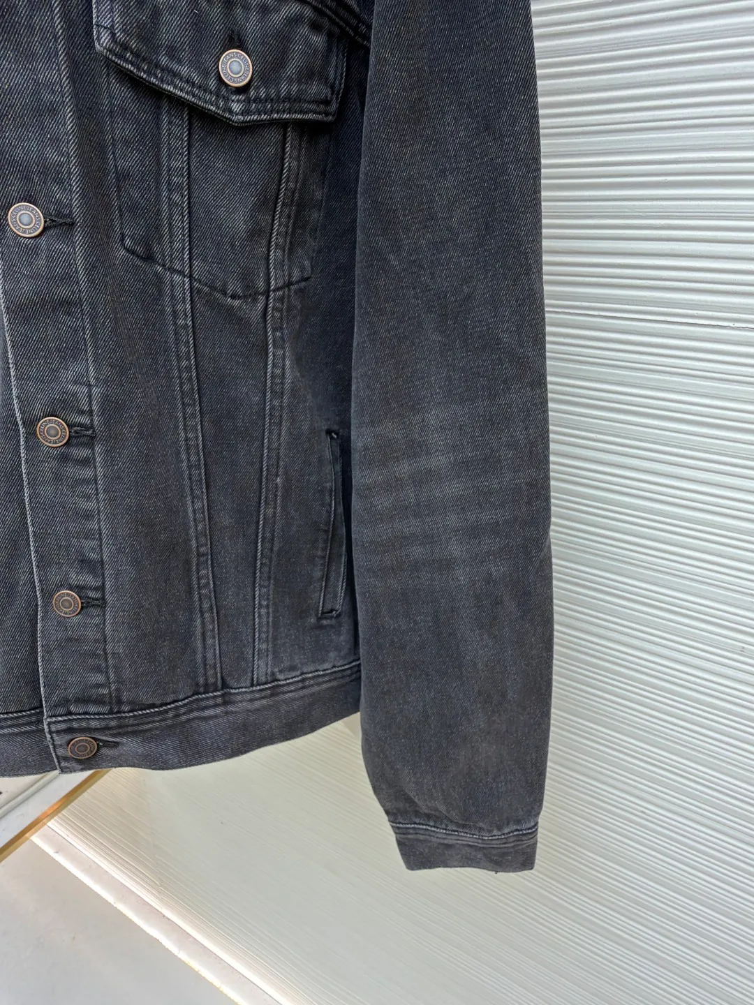 Celine hooded denim jacket ●Original version: Purchased and developed for 14500 ●Item number: 1682201-B40 ●Material: denim fabric ●Technology: Purely hand-made with high-elastic offset printing technology ●Color: black ●Version: fitted version ●Weight: about 1185 grams ●Size: S-M-L-XL ●Description: Customized high-density cotton twill denim fabric, full of texture, comfortable and close to the skin, with classic light blue denim background Innate freedom and spontaneity. The front panel is simple and neat in the clean fit style. The Celine mark is on the hood. It is not noisy but has its own sound. The original charm of the denim jacket is outlined with clean and neat lines. It has the charm of simplicity and the charm of versatility. The whole piece of clothing is washed with medium filtration and uses a special solution to remove stains and slight fading. Then it is washed with snowflakes. The color is faded through strong washing methods to make the color more uniform. The workmanship is complex and pure manual high-elastic offset printing technology. Every coloring and every pressing has been repeatedly pulled. It still maintains the original shape and color during washing and other processes. It can better reflect the craftsman's exquisite skills and control of details. The whole piece of clothing is stitched using an embedded clamp machine. The embedded clamp machine can control the distance between the double needles by changing the needle position. Achieve seamless splicing, smooth and tidy. The overall wiring is straight and delicate, the fabric is comfortable and soft, and the color is consistent without color difference. It can be matched with the same style to create a fashionable look and control various occasions. Customized accessories, complete with three standards, same style for men and women!