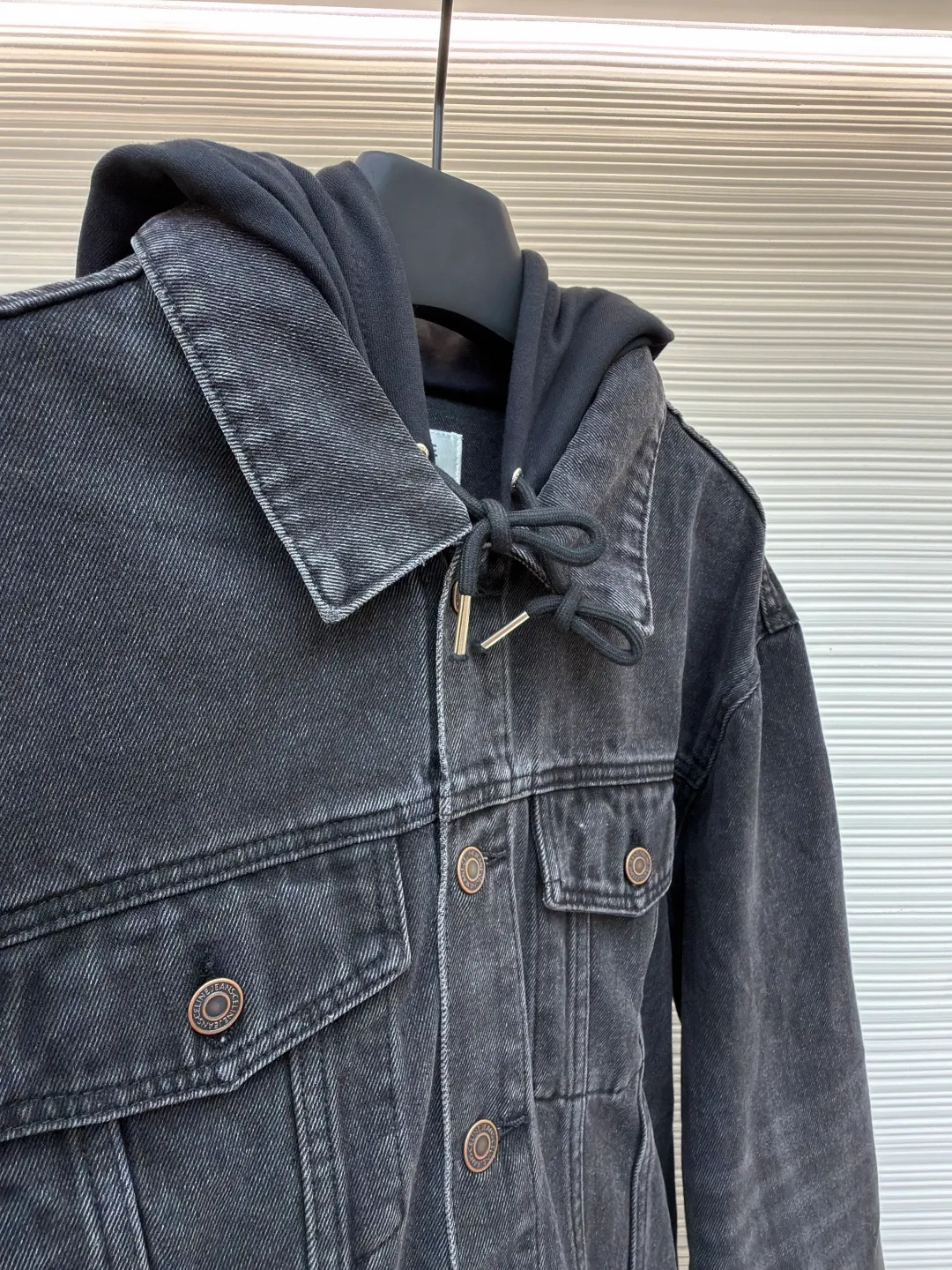 Celine hooded denim jacket ●Original version: Purchased and developed for 14500 ●Item number: 1682201-B40 ●Material: denim fabric ●Technology: Purely hand-made with high-elastic offset printing technology ●Color: black ●Version: fitted version ●Weight: about 1185 grams ●Size: S-M-L-XL ●Description: Customized high-density cotton twill denim fabric, full of texture, comfortable and close to the skin, with classic light blue denim background Innate freedom and spontaneity. The front panel is simple and neat in the clean fit style. The Celine mark is on the hood. It is not noisy but has its own sound. The original charm of the denim jacket is outlined with clean and neat lines. It has the charm of simplicity and the charm of versatility. The whole piece of clothing is washed with medium filtration and uses a special solution to remove stains and slight fading. Then it is washed with snowflakes. The color is faded through strong washing methods to make the color more uniform. The workmanship is complex and pure manual high-elastic offset printing technology. Every coloring and every pressing has been repeatedly pulled. It still maintains the original shape and color during washing and other processes. It can better reflect the craftsman's exquisite skills and control of details. The whole piece of clothing is stitched using an embedded clamp machine. The embedded clamp machine can control the distance between the double needles by changing the needle position. Achieve seamless splicing, smooth and tidy. The overall wiring is straight and delicate, the fabric is comfortable and soft, and the color is consistent without color difference. It can be matched with the same style to create a fashionable look and control various occasions. Customized accessories, complete with three standards, same style for men and women!