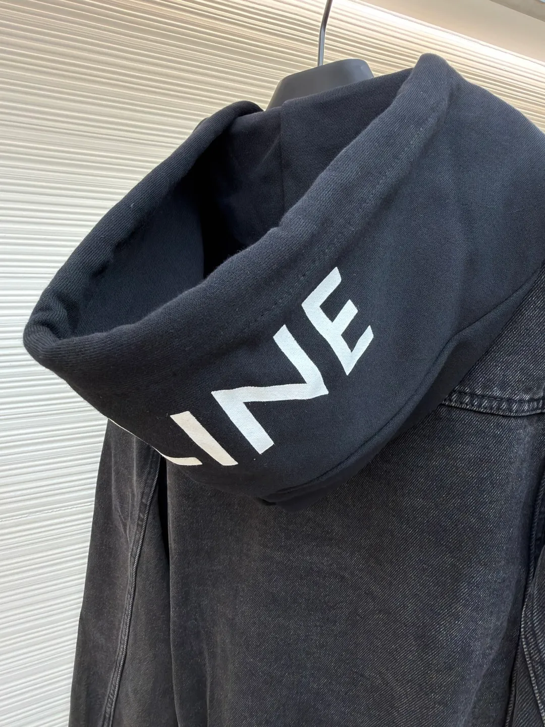 Celine hooded denim jacket ●Original version: Purchased and developed for 14500 ●Item number: 1682201-B40 ●Material: denim fabric ●Technology: Purely hand-made with high-elastic offset printing technology ●Color: black ●Version: fitted version ●Weight: about 1185 grams ●Size: S-M-L-XL ●Description: Customized high-density cotton twill denim fabric, full of texture, comfortable and close to the skin, with classic light blue denim background Innate freedom and spontaneity. The front panel is simple and neat in the clean fit style. The Celine mark is on the hood. It is not noisy but has its own sound. The original charm of the denim jacket is outlined with clean and neat lines. It has the charm of simplicity and the charm of versatility. The whole piece of clothing is washed with medium filtration and uses a special solution to remove stains and slight fading. Then it is washed with snowflakes. The color is faded through strong washing methods to make the color more uniform. The workmanship is complex and pure manual high-elastic offset printing technology. Every coloring and every pressing has been repeatedly pulled. It still maintains the original shape and color during washing and other processes. It can better reflect the craftsman's exquisite skills and control of details. The whole piece of clothing is stitched using an embedded clamp machine. The embedded clamp machine can control the distance between the double needles by changing the needle position. Achieve seamless splicing, smooth and tidy. The overall wiring is straight and delicate, the fabric is comfortable and soft, and the color is consistent without color difference. It can be matched with the same style to create a fashionable look and control various occasions. Customized accessories, complete with three standards, same style for men and women!