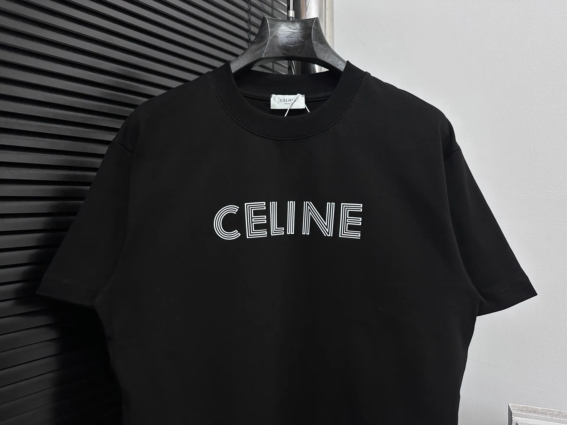 🅿️170 [CELINE] Celine letter logo printed couple's short-sleeved T-shirt. Made of high-cost 280g double-ply double-yarn pure cotton fabric. Thick and wide. Three-dimensional os tailoring. Fashionable and versatile. The same style as the Internet celebrity. Craftsmanship. Simplicity reveals a fashionable atmosphere. Same style for men and women. Original main wheat washed tag moisture-proof paper packaging👍 Color: black white Size: XS-L