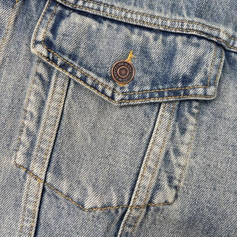 🅿️560 [Exclusive supply] Celine 24FW hooded denim jacket (blue). Original purchase and development of 14,500 yuan. The fabric is made of customized high-density cotton twill denim. It is full of texture and comfortable to the skin. It is painted in classic retro black and is full of natural purity and simplicity. The front panel is simple and neat in clean fit style. The Celine mark is on the hood. It is not noisy but has its own sound. The original charm of the denim jacket is outlined with clean and neat lines. The charm of simplicity and the charm of versatility. The whole garment is washed with medium filtration. A special solution is used to remove stains and slight fading. Then it is washed with snowflakes. It is faded by strong washing methods to make the color more uniform. Complex workmanship and high loss; pure manual high-elastic offset printing technology. Every coloring. Every press. After repeated pulling, the original shape and color are still maintained during washing and other processes. It can better reflect the craftsman's exquisite skills and control of details. The entire garment is sewn using an embedded clamping machine. The embedded clamping machine can control the distance between the double needles by changing the needle position to achieve seamless, smooth and tidy splicing. Size:S-M-L-XL