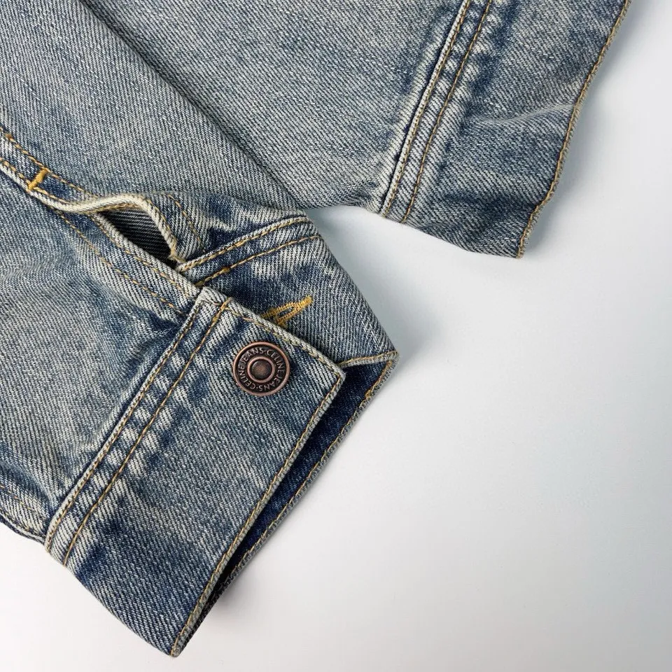 🅿️560 [Exclusive supply] Celine 24FW hooded denim jacket (blue). Original purchase and development of 14,500 yuan. The fabric is made of customized high-density cotton twill denim. It is full of texture and comfortable to the skin. It is painted in classic retro black and is full of natural purity and simplicity. The front panel is simple and neat in clean fit style. The Celine mark is on the hood. It is not noisy but has its own sound. The original charm of the denim jacket is outlined with clean and neat lines. The charm of simplicity and the charm of versatility. The whole garment is washed with medium filtration. A special solution is used to remove stains and slight fading. Then it is washed with snowflakes. It is faded by strong washing methods to make the color more uniform. Complex workmanship and high loss; pure manual high-elastic offset printing technology. Every coloring. Every press. After repeated pulling, the original shape and color are still maintained during washing and other processes. It can better reflect the craftsman's exquisite skills and control of details. The entire garment is sewn using an embedded clamping machine. The embedded clamping machine can control the distance between the double needles by changing the needle position to achieve seamless, smooth and tidy splicing. Size:S-M-L-XL
