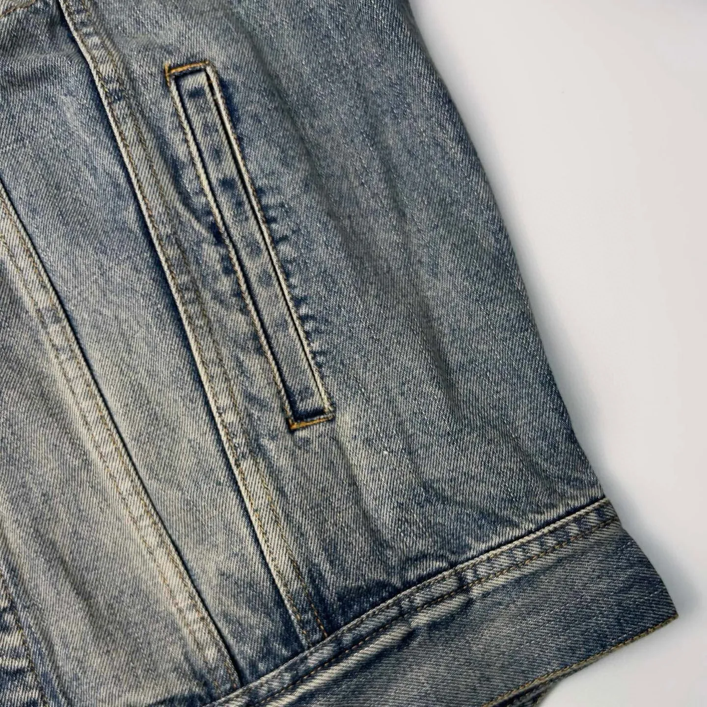 🅿️560 [Exclusive supply] Celine 24FW hooded denim jacket (blue). Original purchase and development of 14,500 yuan. The fabric is made of customized high-density cotton twill denim. It is full of texture and comfortable to the skin. It is painted in classic retro black and is full of natural purity and simplicity. The front panel is simple and neat in clean fit style. The Celine mark is on the hood. It is not noisy but has its own sound. The original charm of the denim jacket is outlined with clean and neat lines. The charm of simplicity and the charm of versatility. The whole garment is washed with medium filtration. A special solution is used to remove stains and slight fading. Then it is washed with snowflakes. It is faded by strong washing methods to make the color more uniform. Complex workmanship and high loss; pure manual high-elastic offset printing technology. Every coloring. Every press. After repeated pulling, the original shape and color are still maintained during washing and other processes. It can better reflect the craftsman's exquisite skills and control of details. The entire garment is sewn using an embedded clamping machine. The embedded clamping machine can control the distance between the double needles by changing the needle position to achieve seamless, smooth and tidy splicing. Size:S-M-L-XL