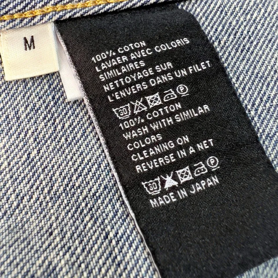 🅿️560 [Exclusive supply] Celine 24FW hooded denim jacket (blue). Original purchase and development of 14,500 yuan. The fabric is made of customized high-density cotton twill denim. It is full of texture and comfortable to the skin. It is painted in classic retro black and is full of natural purity and simplicity. The front panel is simple and neat in clean fit style. The Celine mark is on the hood. It is not noisy but has its own sound. The original charm of the denim jacket is outlined with clean and neat lines. The charm of simplicity and the charm of versatility. The whole garment is washed with medium filtration. A special solution is used to remove stains and slight fading. Then it is washed with snowflakes. It is faded by strong washing methods to make the color more uniform. Complex workmanship and high loss; pure manual high-elastic offset printing technology. Every coloring. Every press. After repeated pulling, the original shape and color are still maintained during washing and other processes. It can better reflect the craftsman's exquisite skills and control of details. The entire garment is sewn using an embedded clamping machine. The embedded clamping machine can control the distance between the double needles by changing the needle position to achieve seamless, smooth and tidy splicing. Size:S-M-L-XL