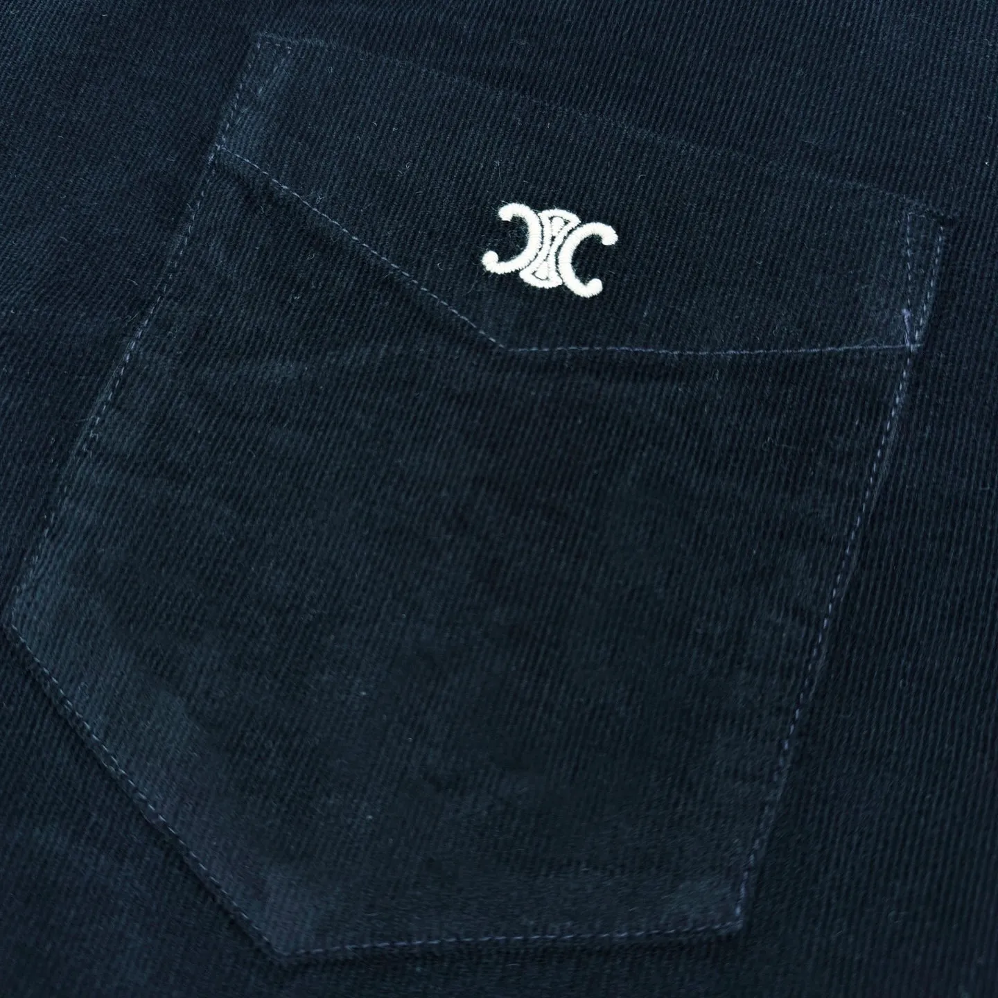 🅿️450 Celine Arc de Triomphe logo embroidered pocket shirt. Original purchase and development for 9,300. The fabric is made of customized royal velvet satin cotton. It has a natural luster and is comfortable and close to the skin. It uses the deep and mysterious abyss blue as the background color. Depth and elegance go hand in hand. The iconic CELINE Arc de Triomphe embroidery is embellished on the chest. It is simple and powerful and highly recognizable. The arc hem meets the natural soft curves. Let every turn show a visual balance of hardness and softness. It outlines a flowing rhythm among the abyss of blue velvet. Minimalism and luxury coexist. It interprets high-end fashion style and uses imported machine embroidery technology. It uses advanced computer control systems and precision mechanical components to realize Celine Arc de Triomphe embroidery operations with high precision. The lines are smooth and delicate. The fabrics have been fermented and washed. It has a better hand feel and texture. It is not easy to deform, not easy to shrink, not easy to fade, and maintains long-term beauty. Size:S-M-L-XL